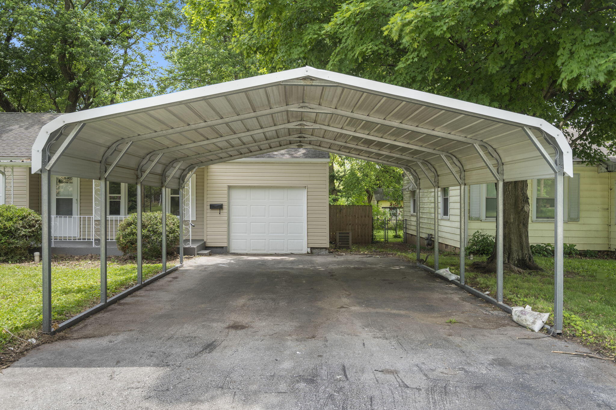 518 West Catalpa Street Property Photo 3