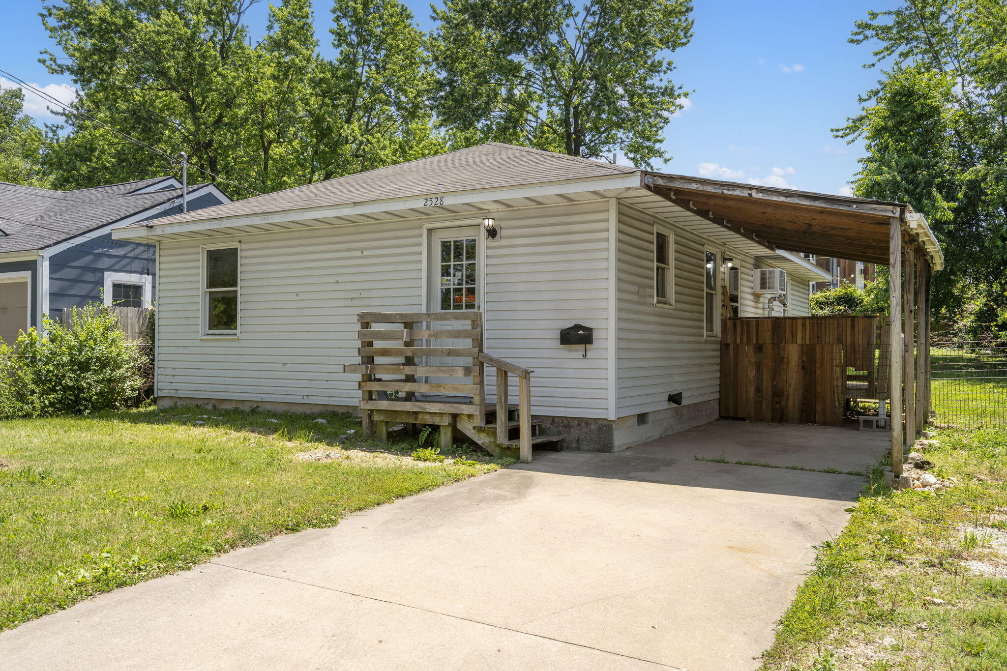 2528 West High Street Property Photo 4