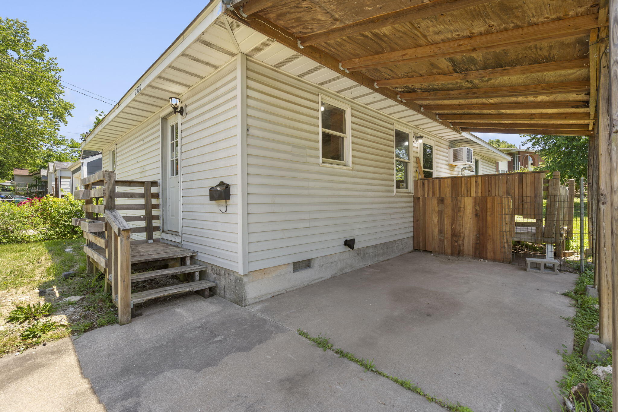 2528 West High Street Property Photo 5