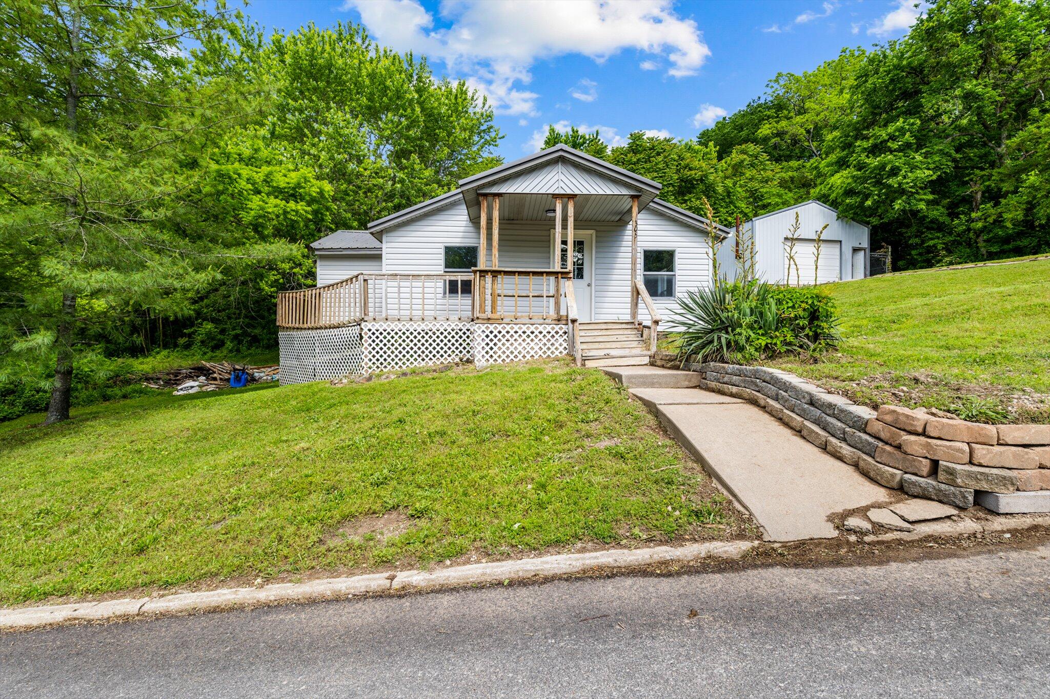 305 South Rock Avenue Property Photo 2