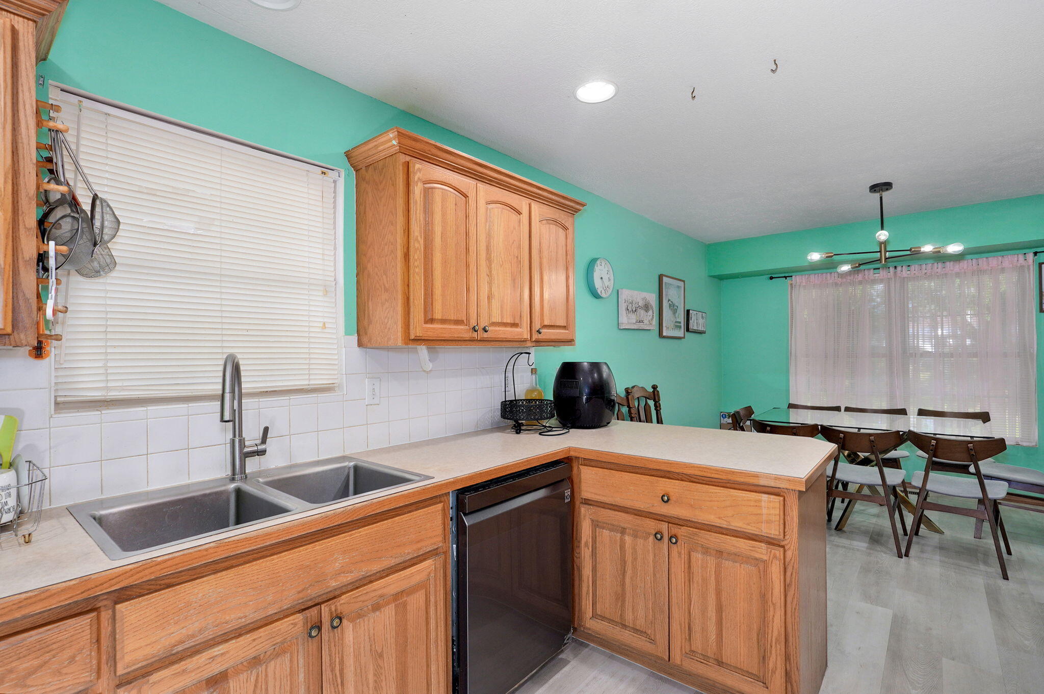 2852 South Pinehurst Avenue Property Photo 10
