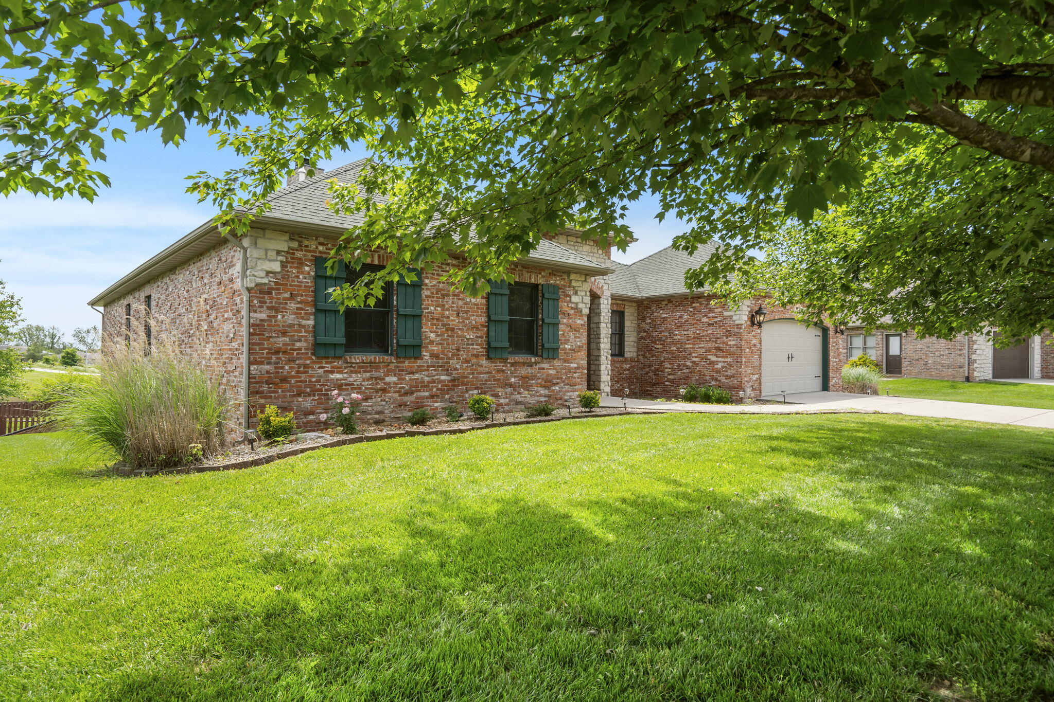 5072 East Hedgerow Drive Property Photo 2