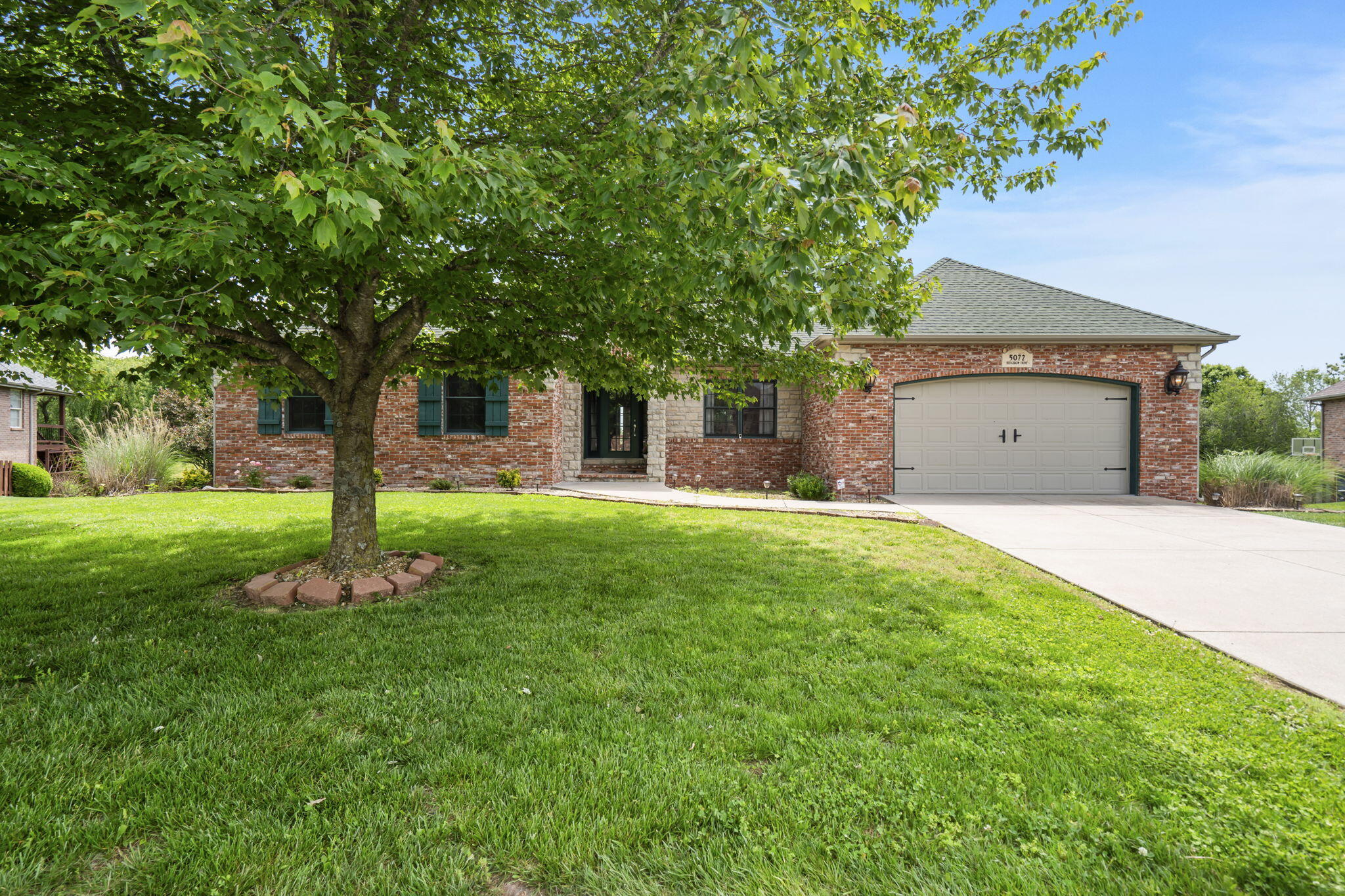 5072 East Hedgerow Drive Property Photo 3