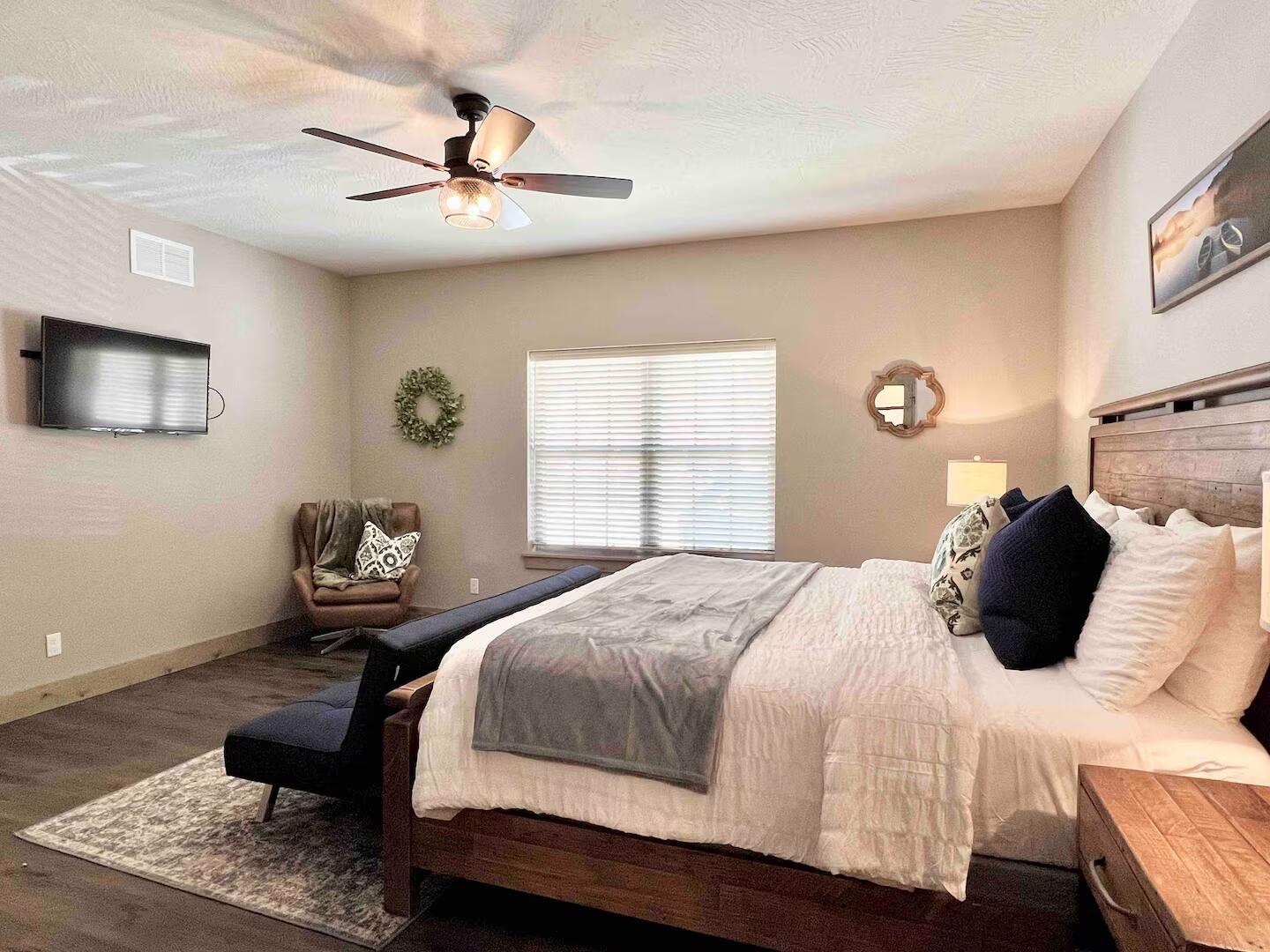 240 Chateau Cove Drive Property Photo 17
