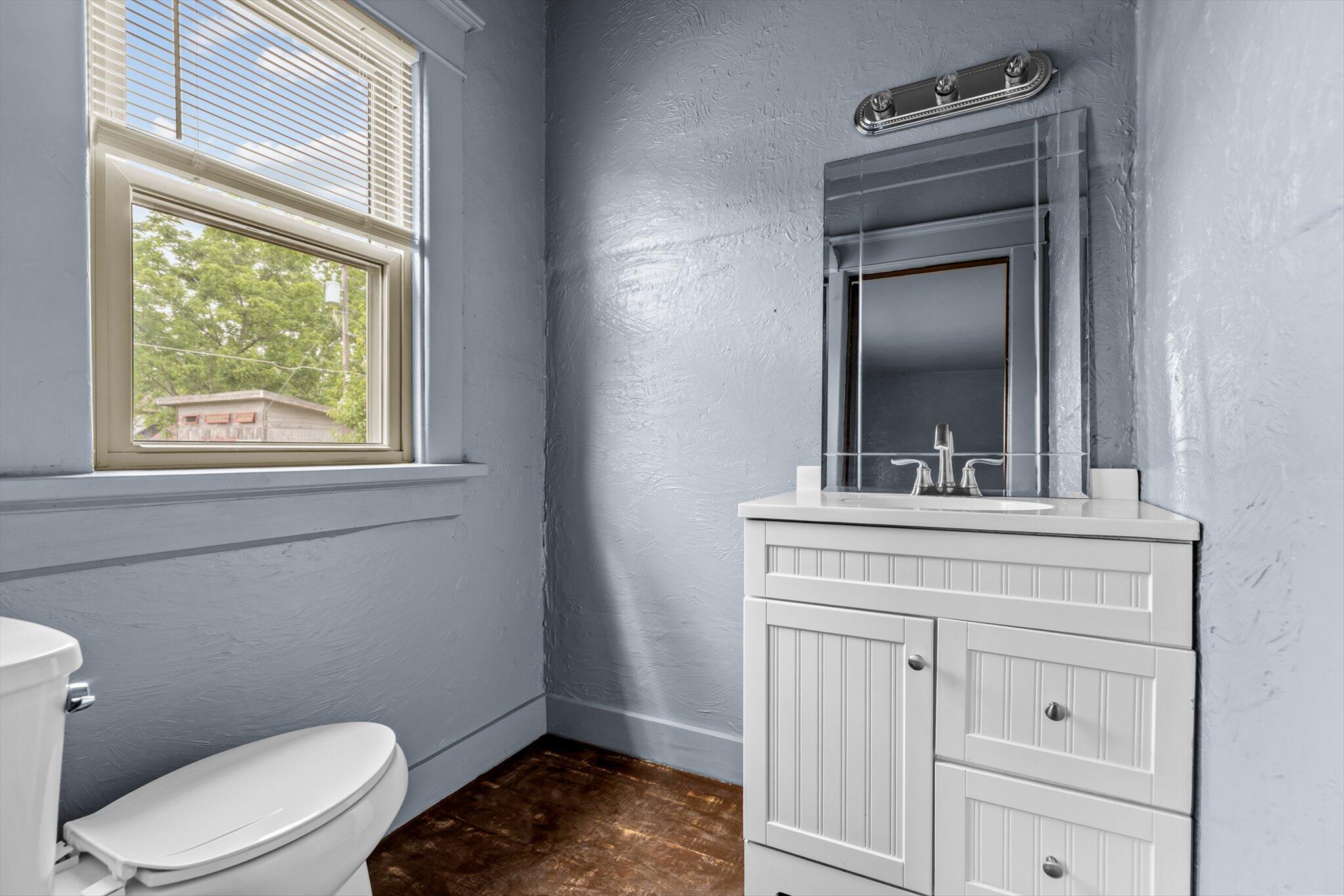 115 East Washington Avenue Property Photo 11