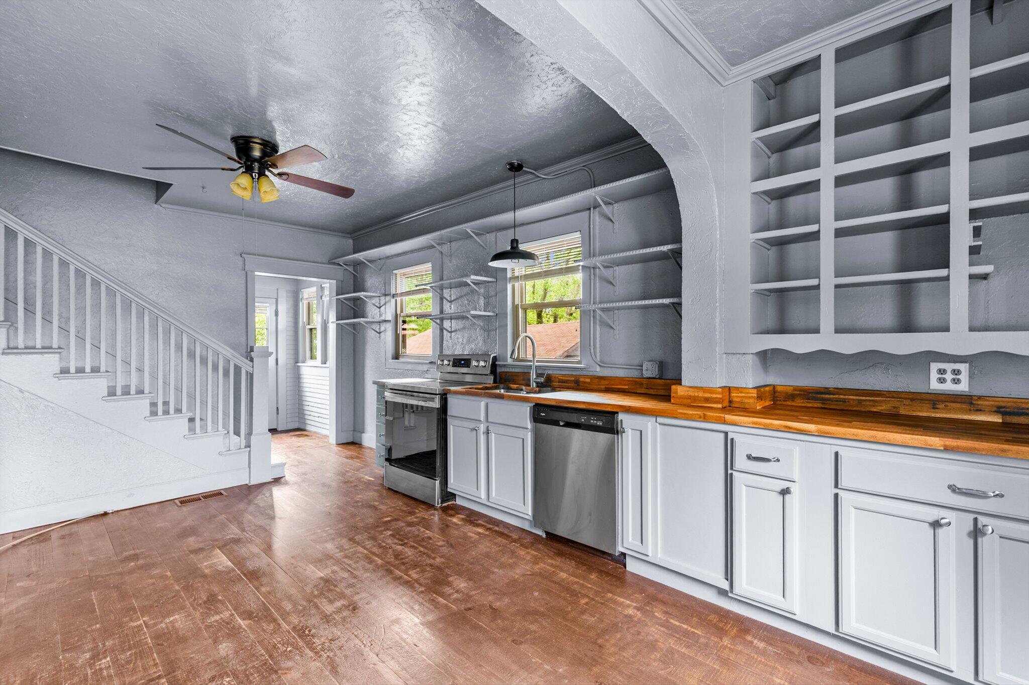 115 East Washington Avenue Property Photo 14