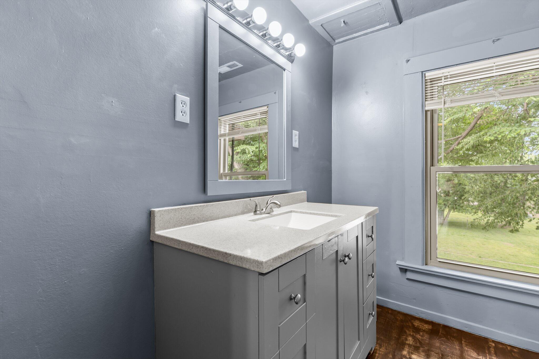 115 East Washington Avenue Property Photo 18