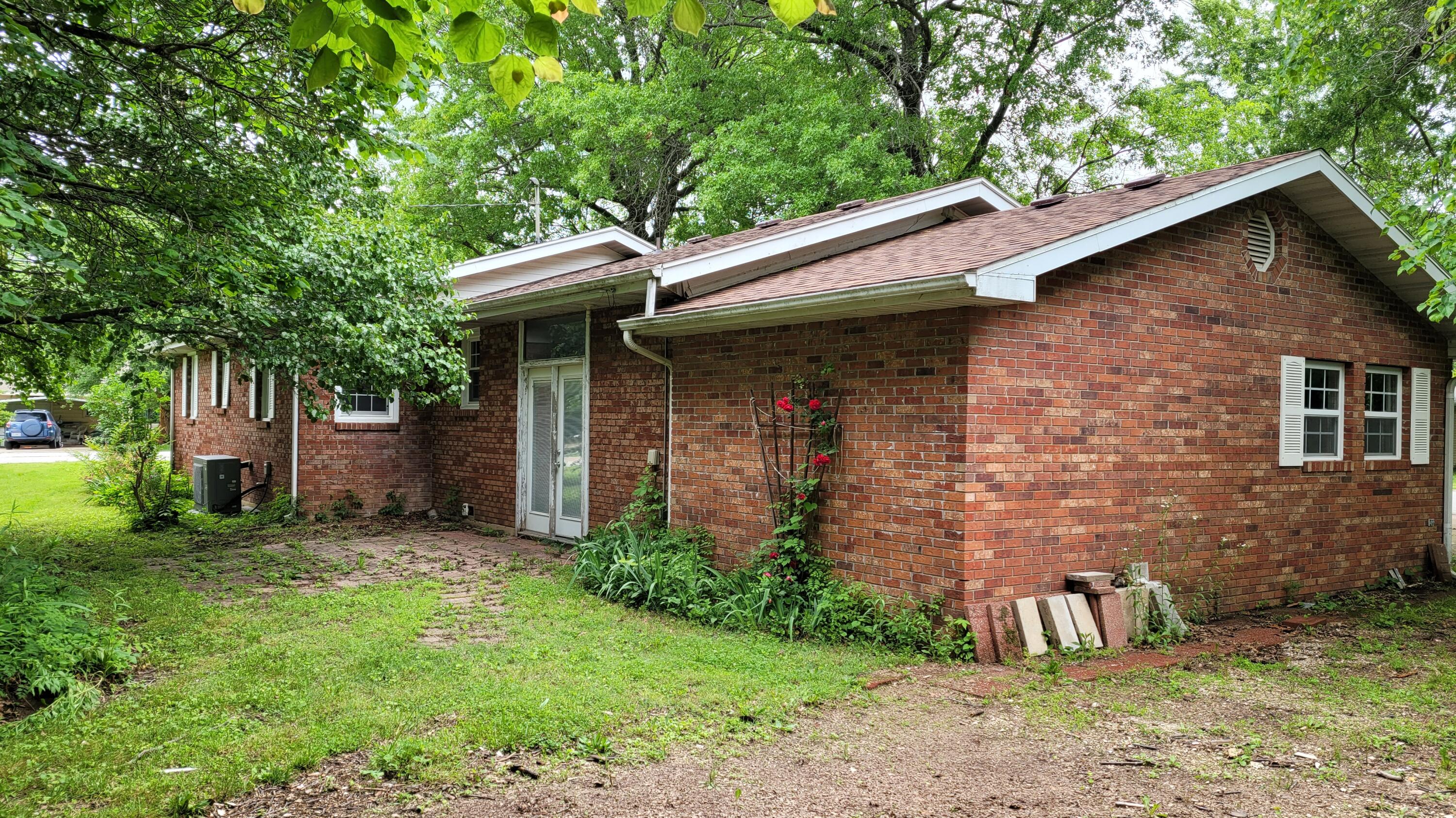 415 North Locust Street Property Photo 6