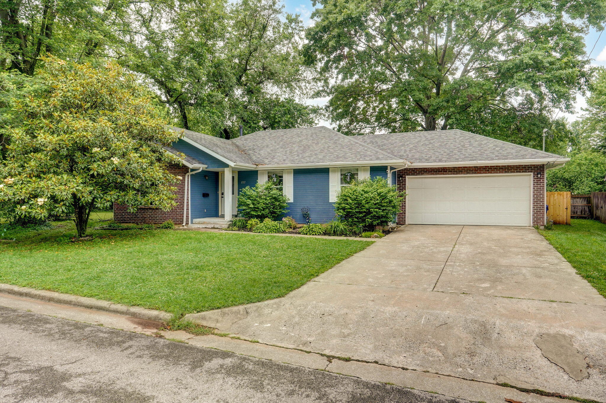1717 South Robberson Avenue Property Photo 1