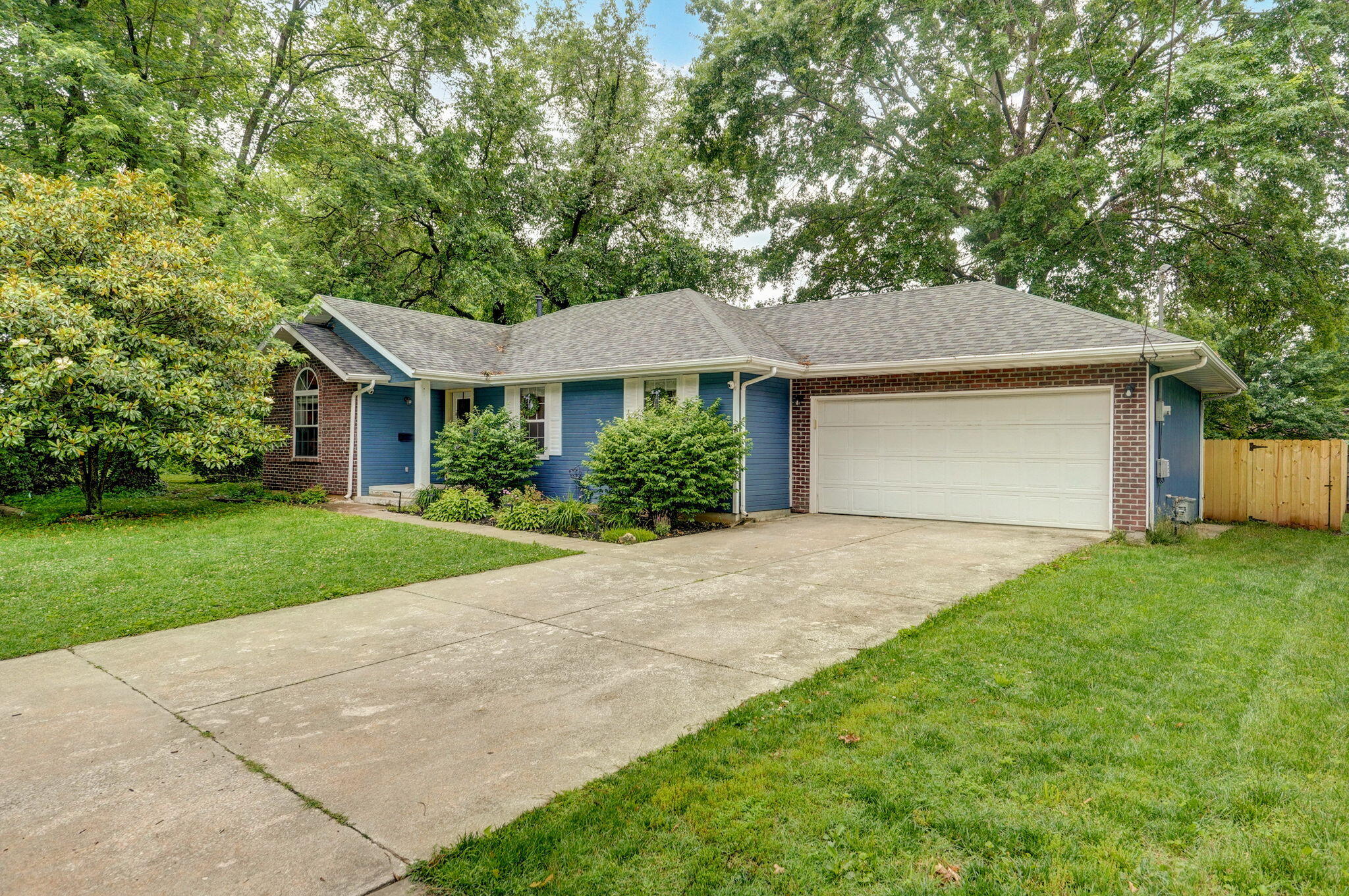 1717 South Robberson Avenue Property Photo 3