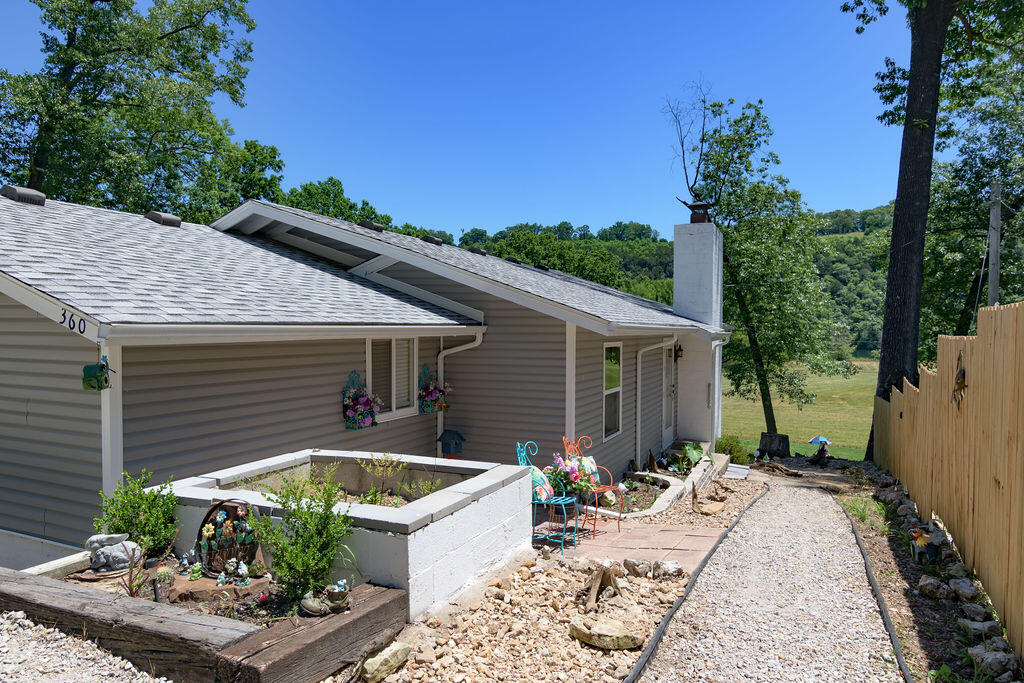 360 Cathy Street Property Photo 2