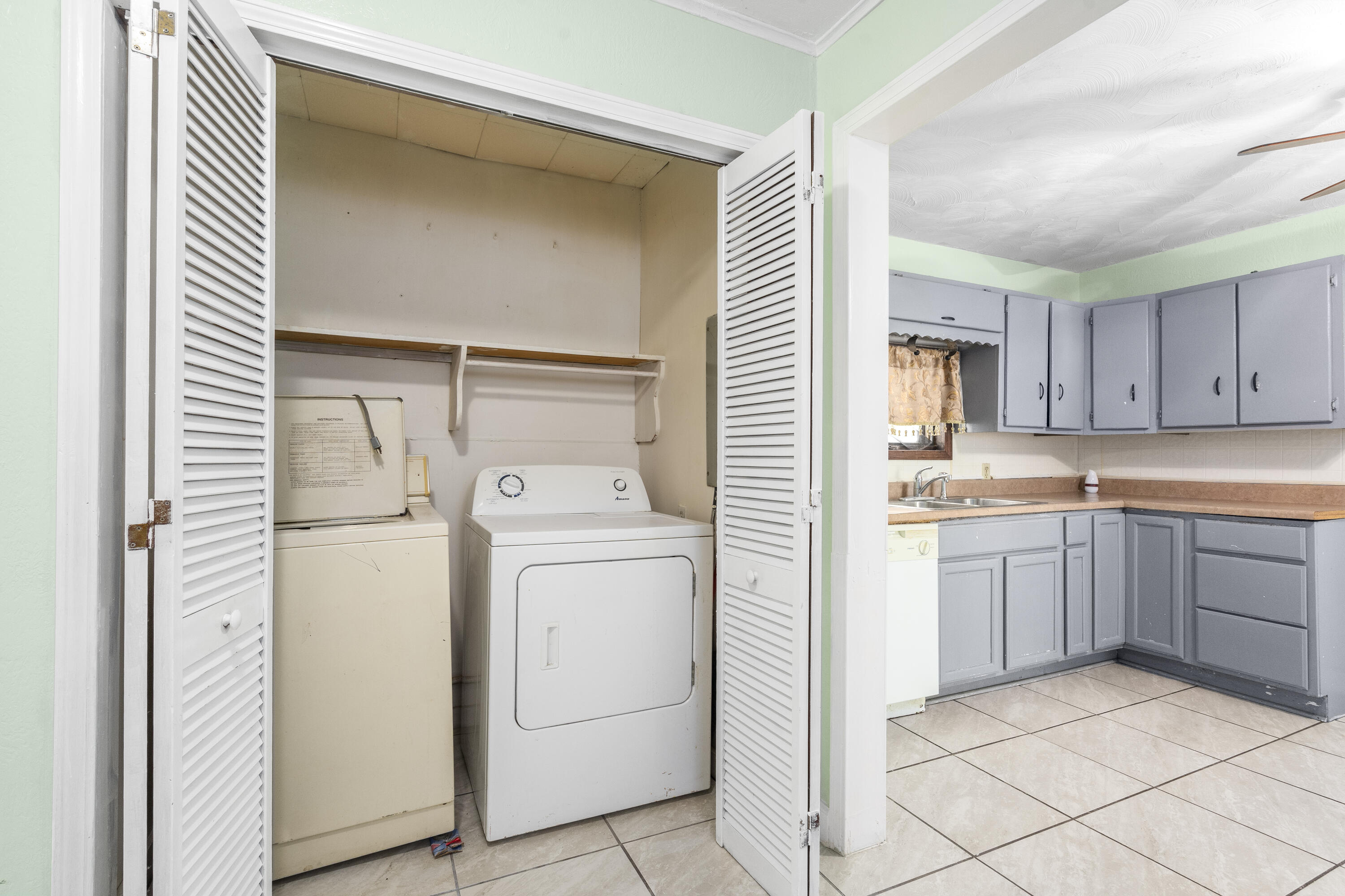 2116 North Campbell Avenue Property Photo 9