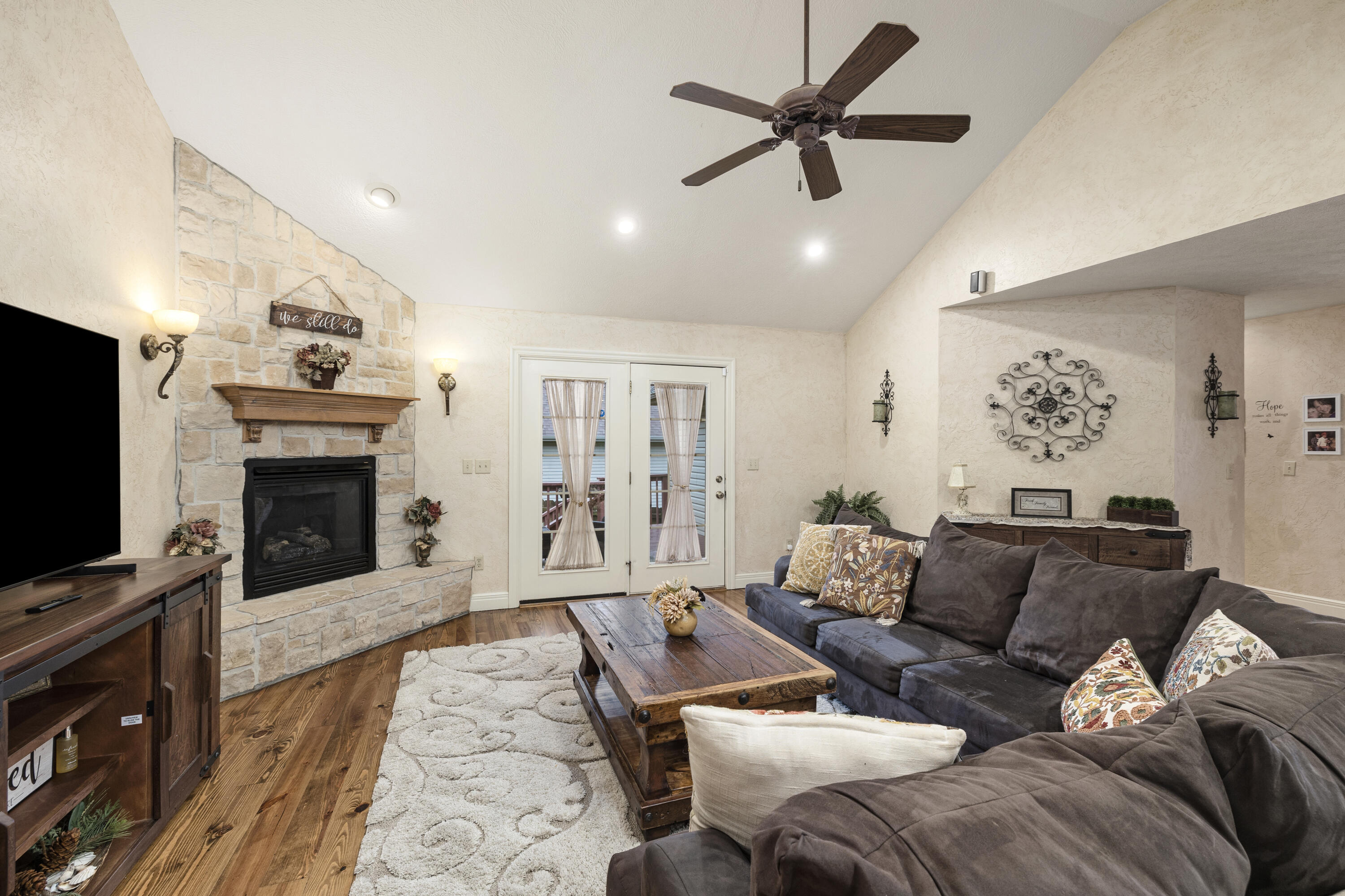 608 South Yellowwood Drive Property Photo 10