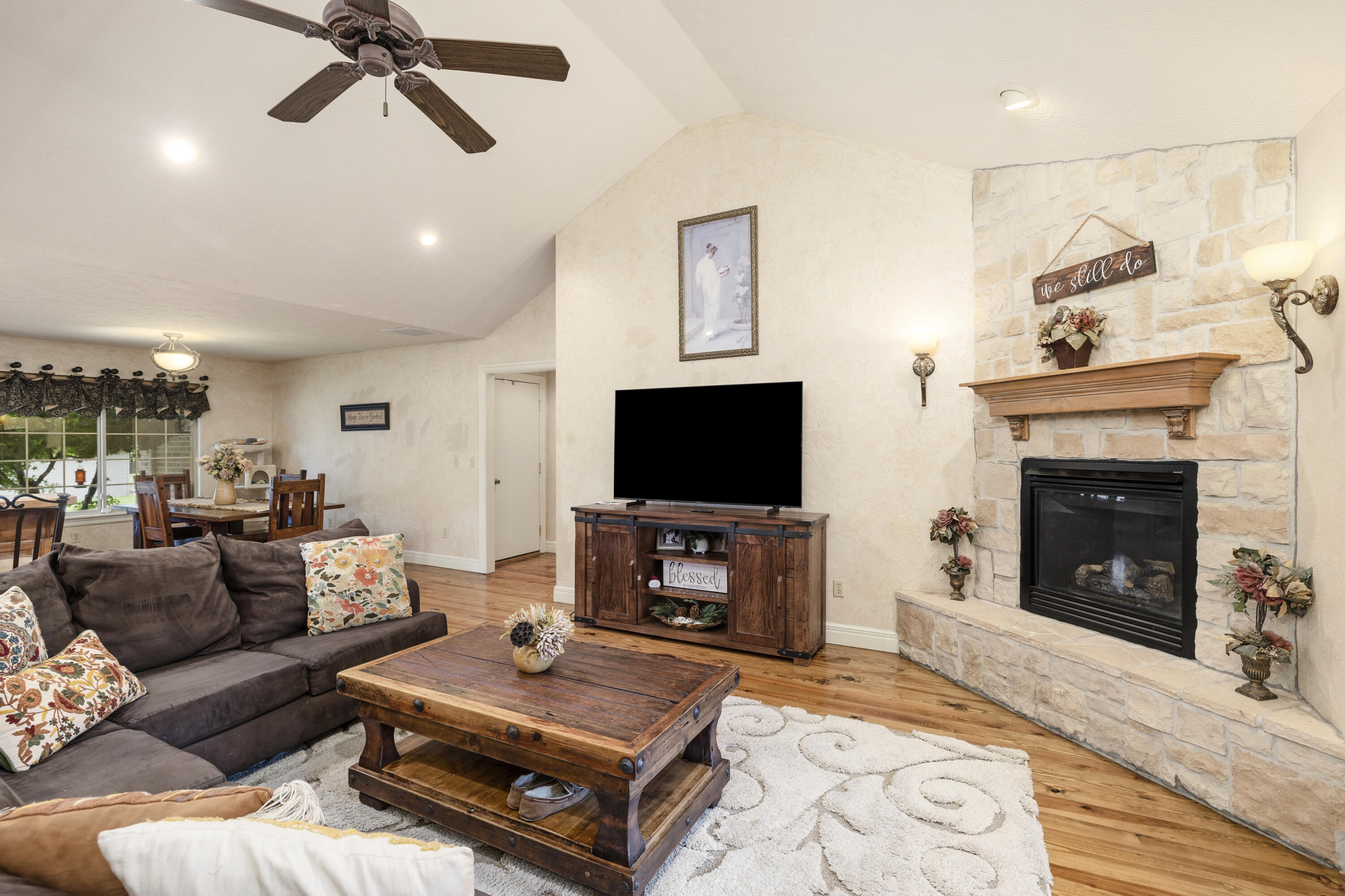 608 South Yellowwood Drive Property Photo 11
