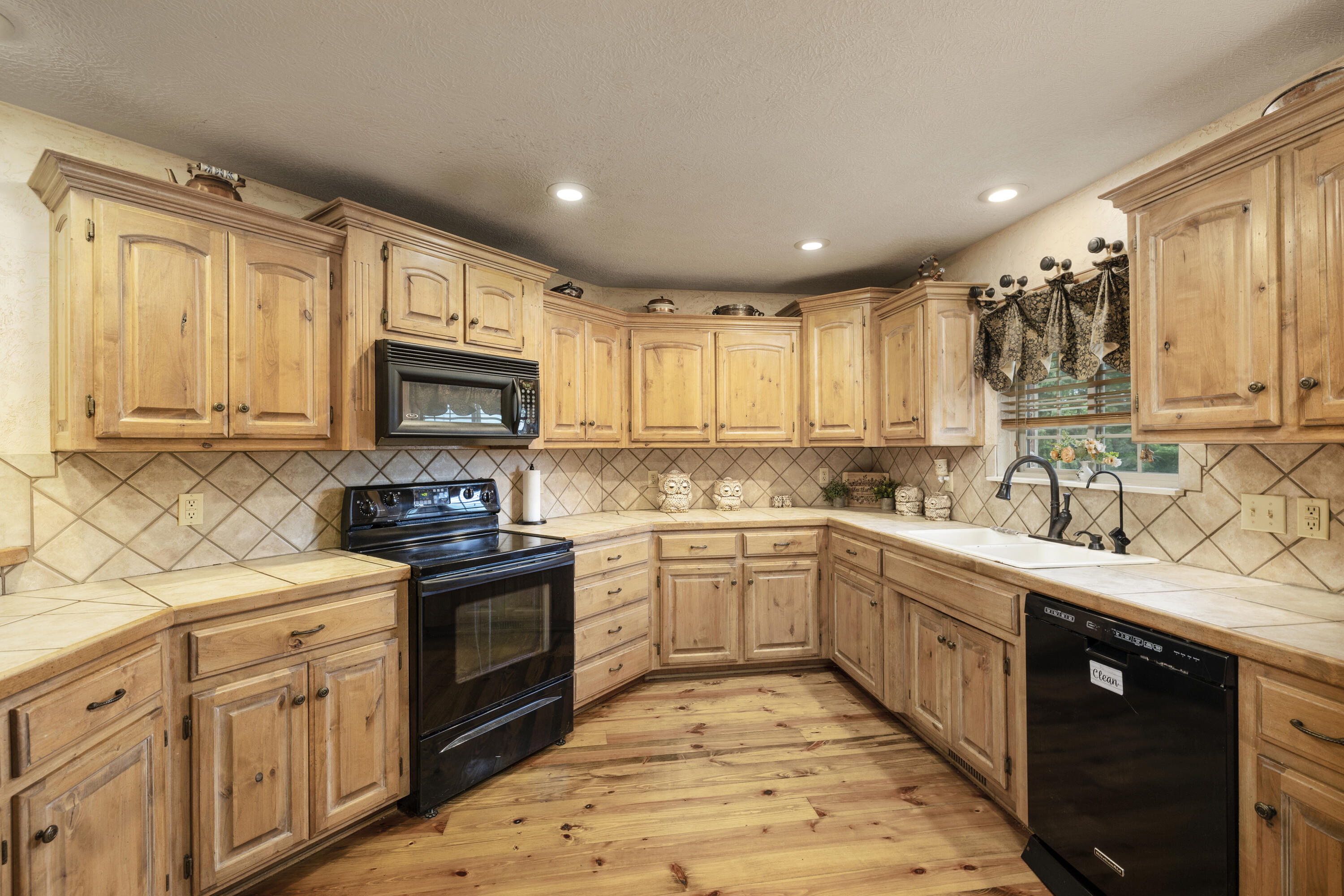 608 South Yellowwood Drive Property Photo 15