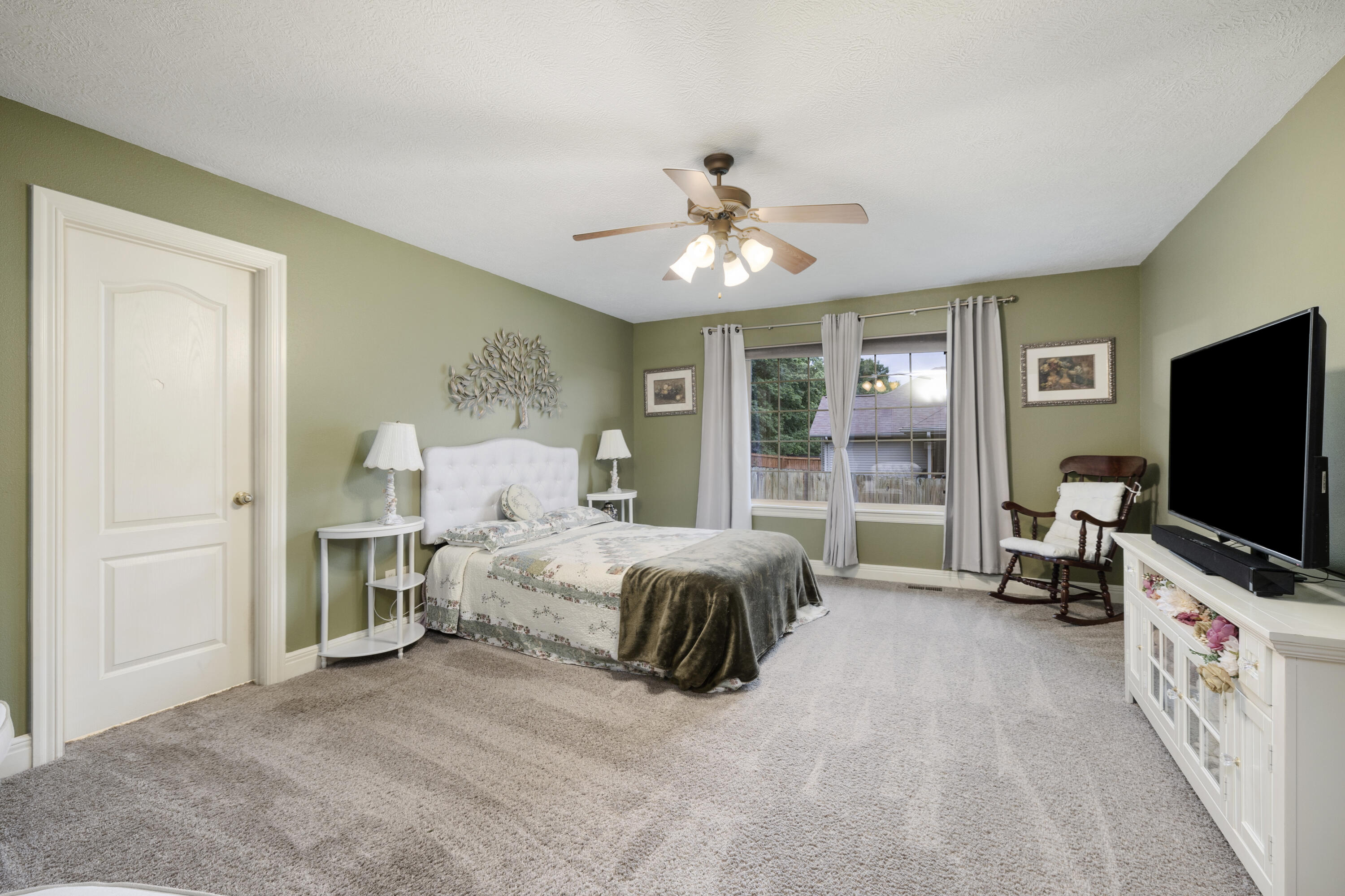 608 South Yellowwood Drive Property Photo 18