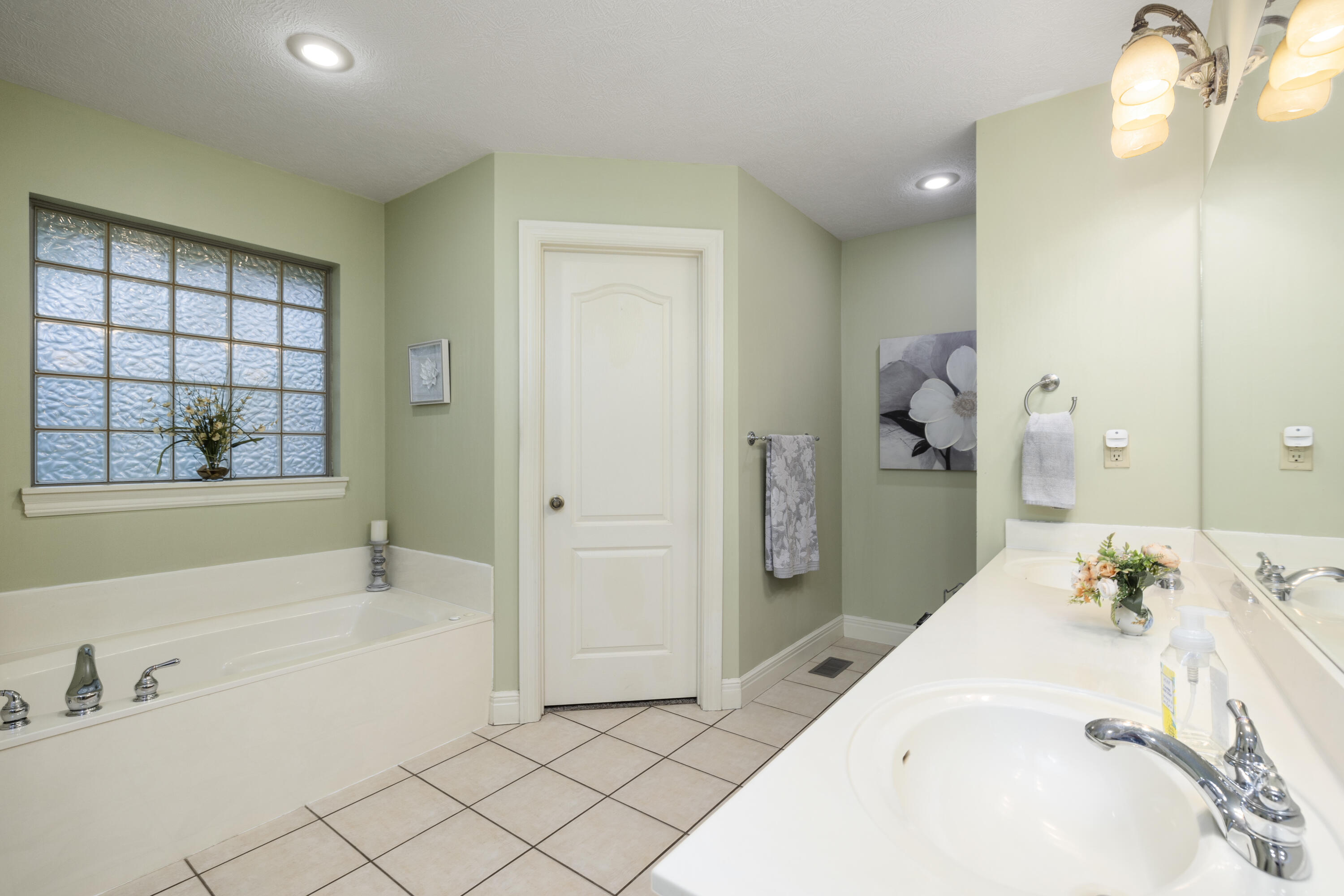 608 South Yellowwood Drive Property Photo 21