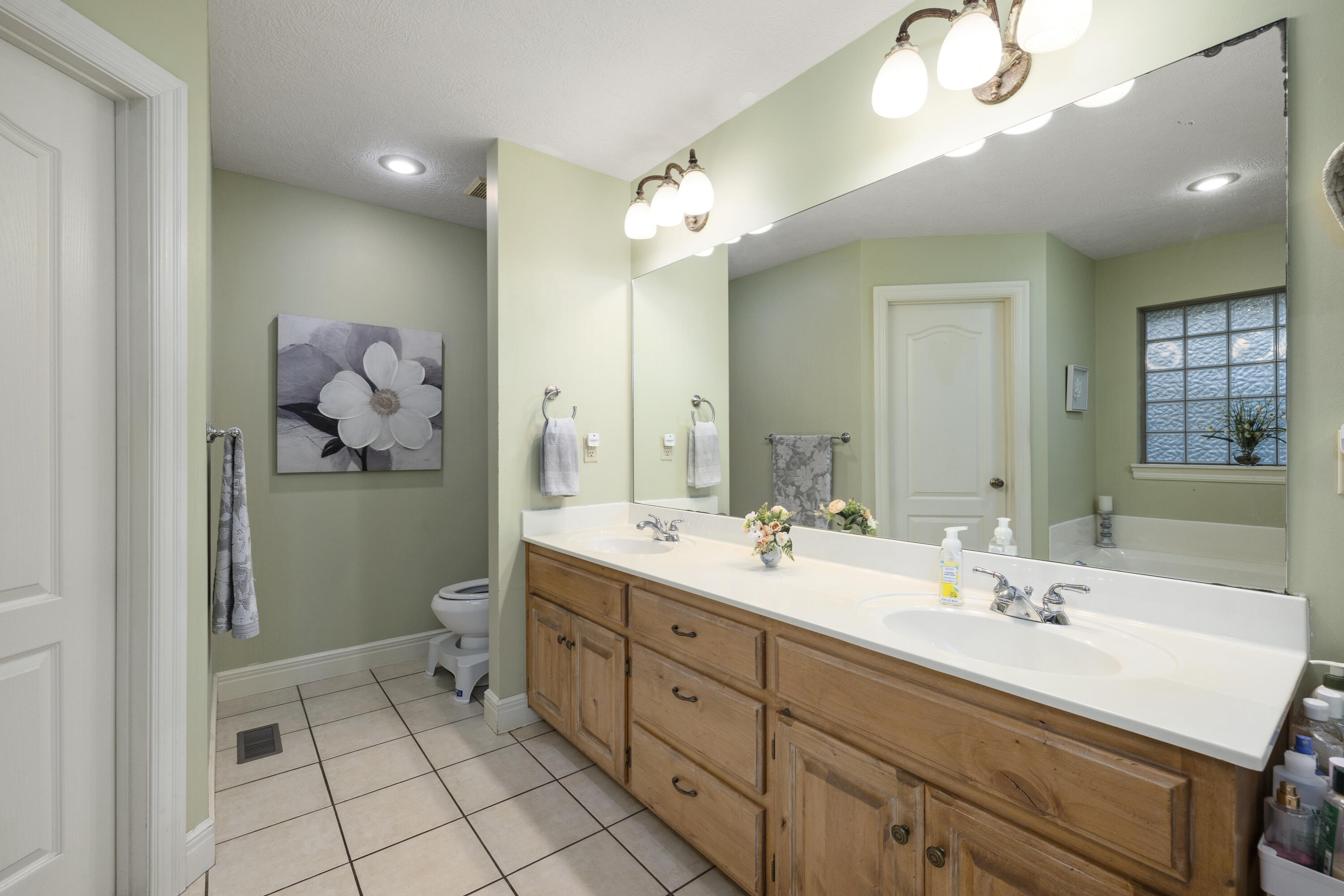 608 South Yellowwood Drive Property Photo 23