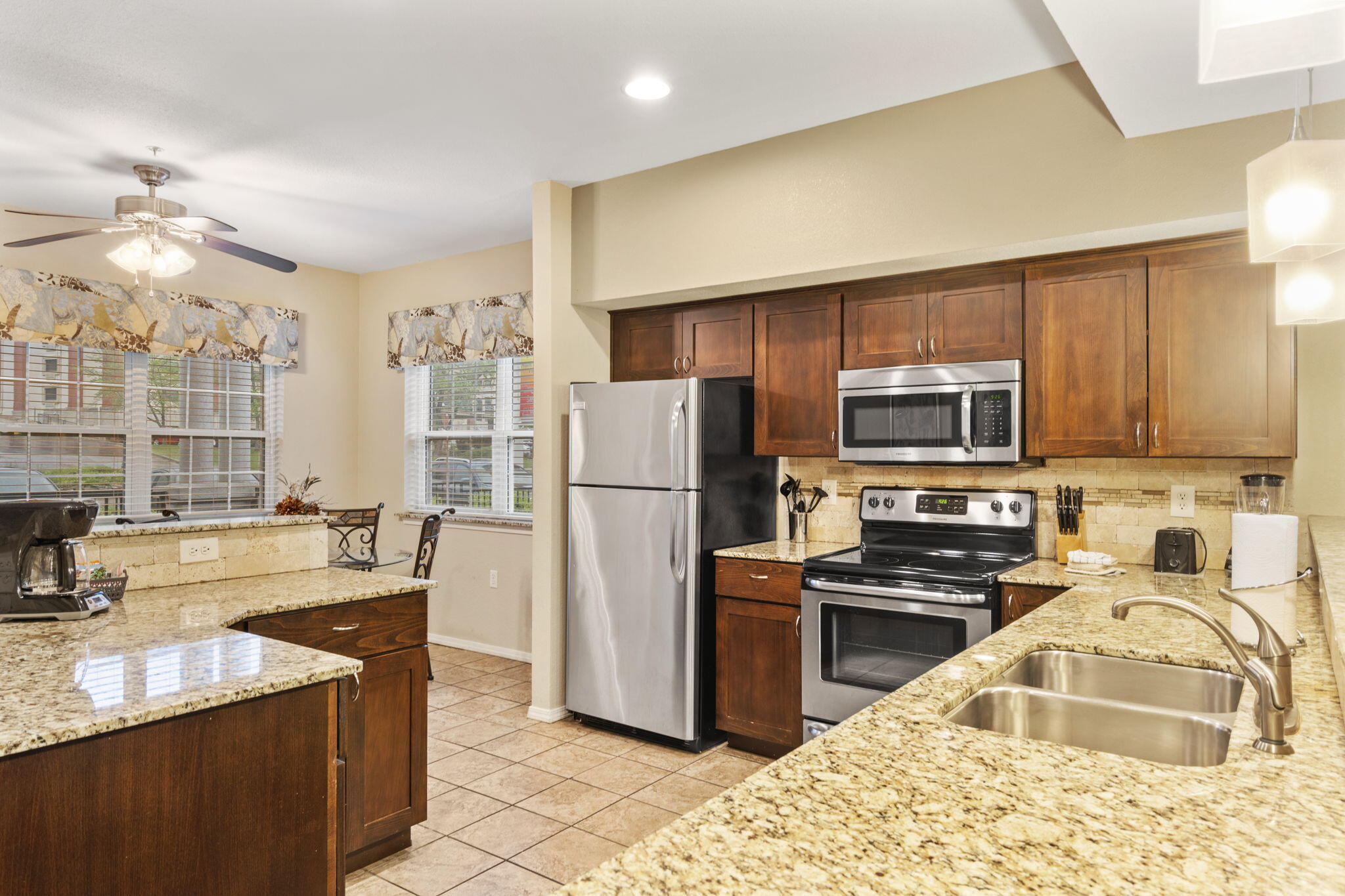2800 Green Mountain Drive Property Photo 5
