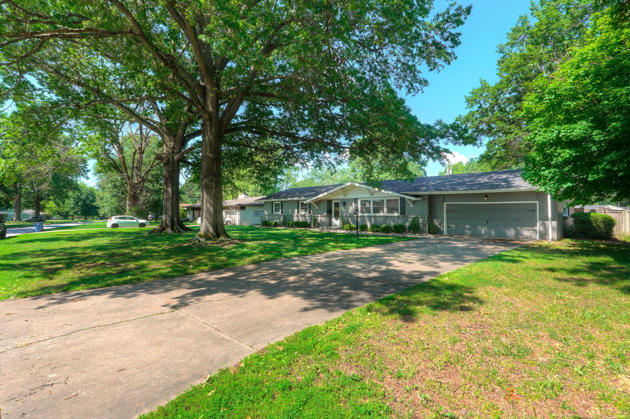 1983 South Meadowview Avenue Property Photo 1