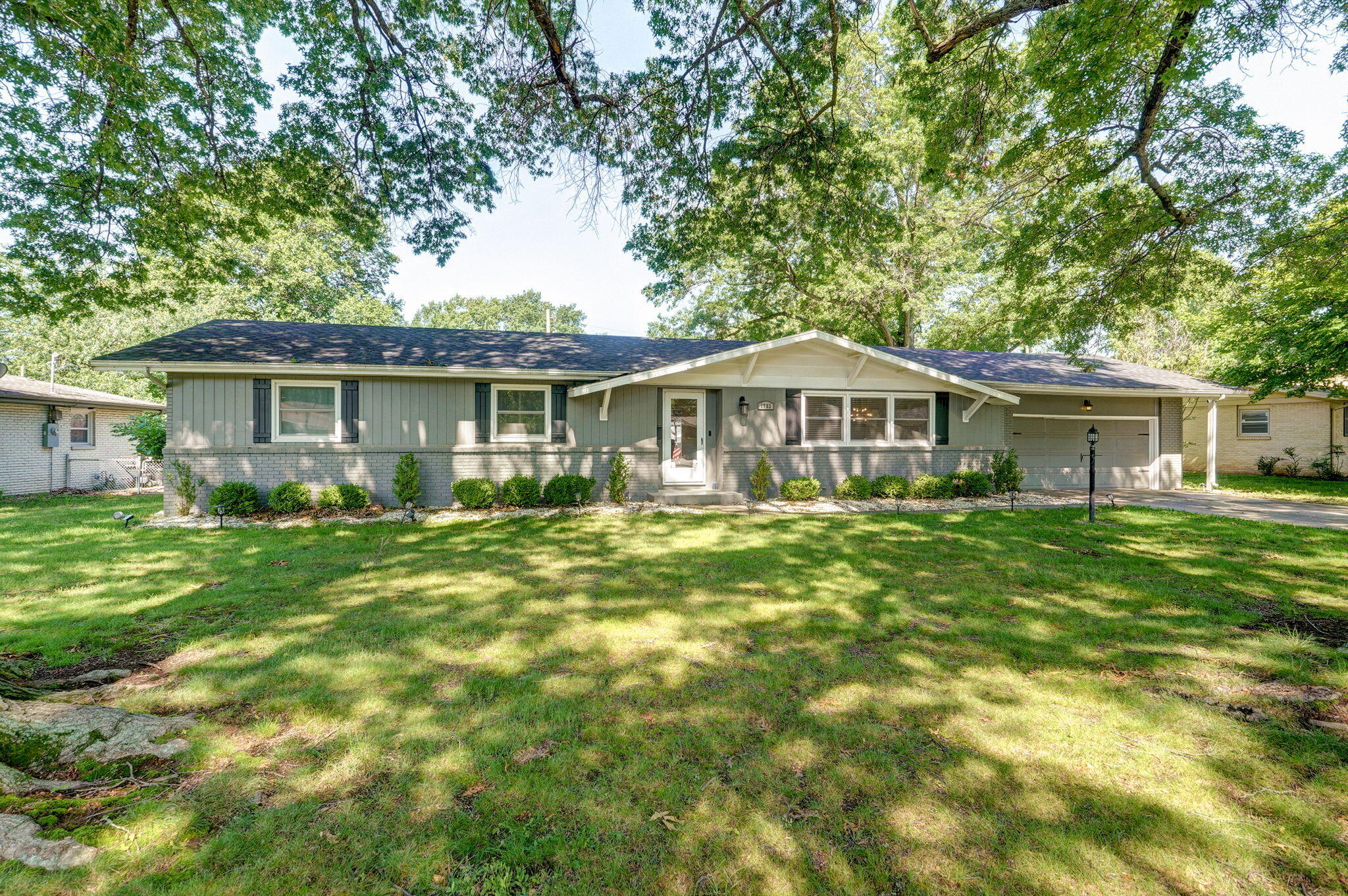 1983 South Meadowview Avenue Property Photo 2
