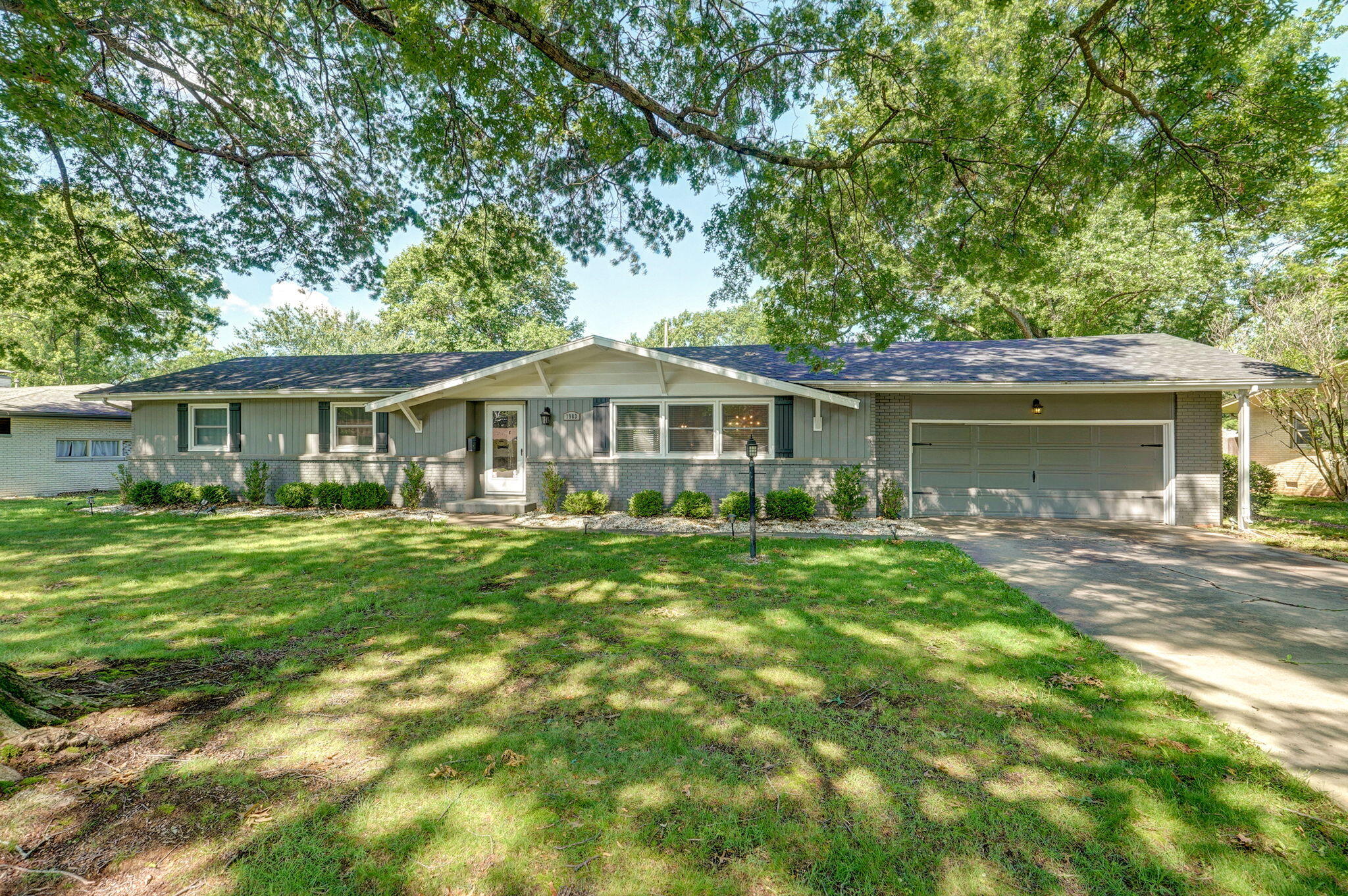 1983 South Meadowview Avenue Property Photo 11