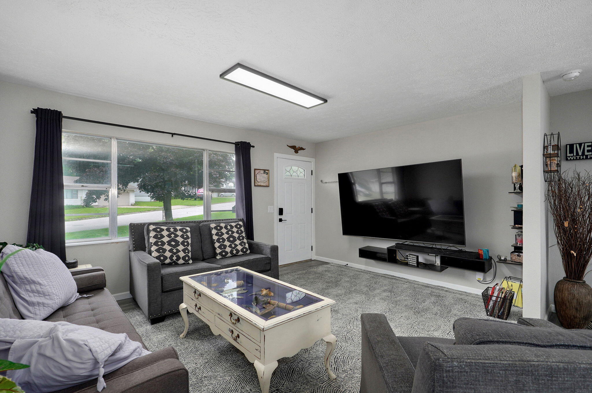 3051 North Pierce Avenue Property Photo 5