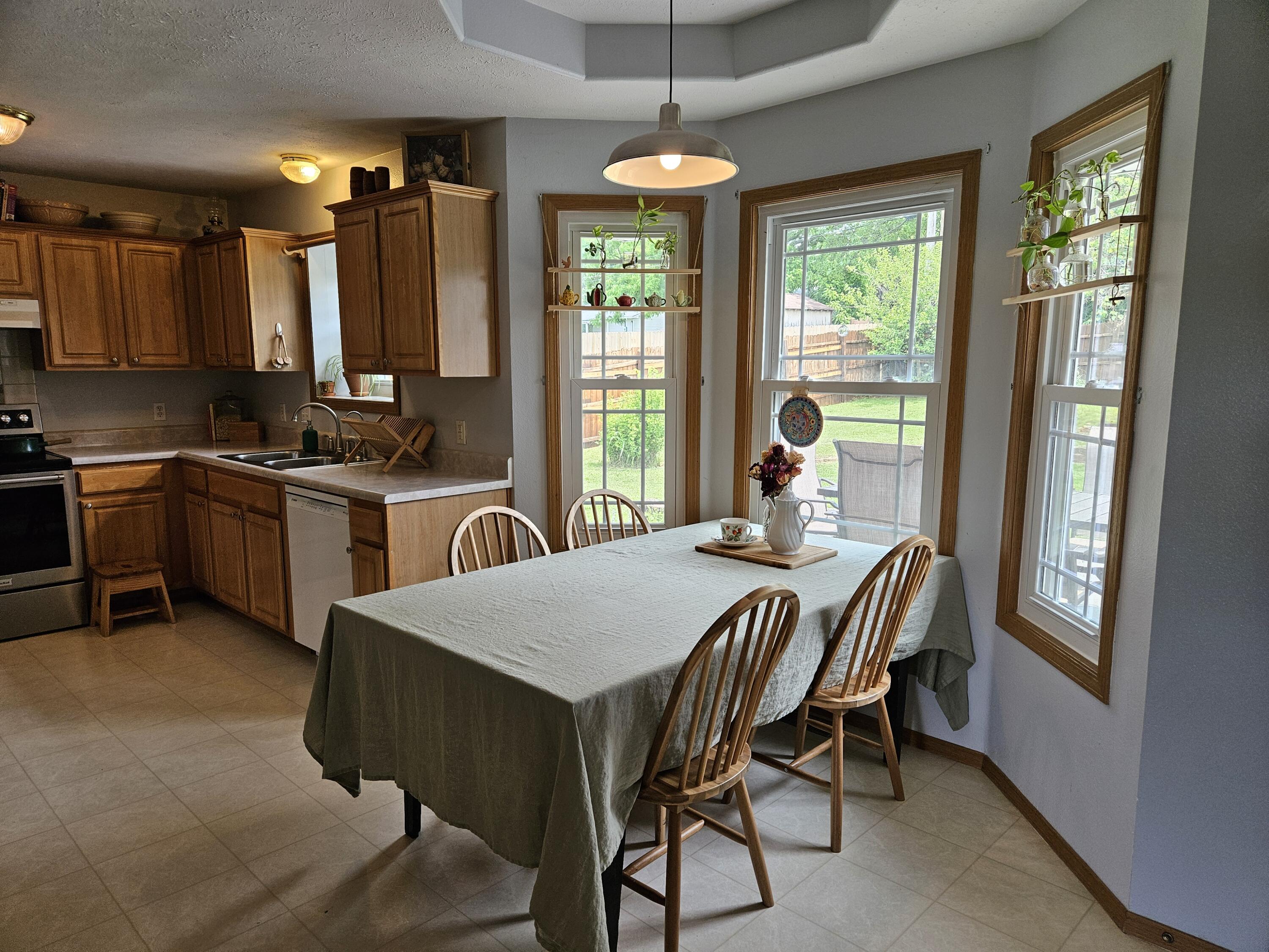 966 Cowan Street Property Photo 4