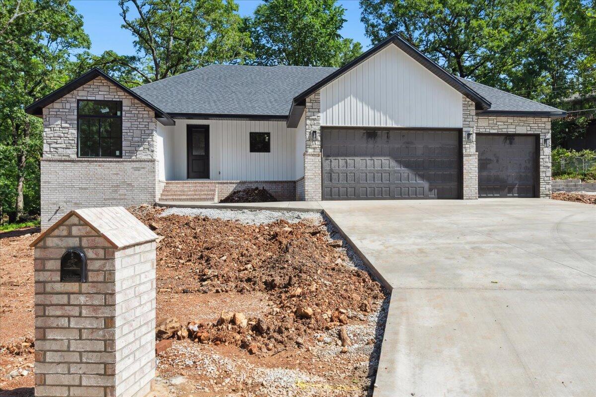 1239 West Arlington Court Property Photo 1