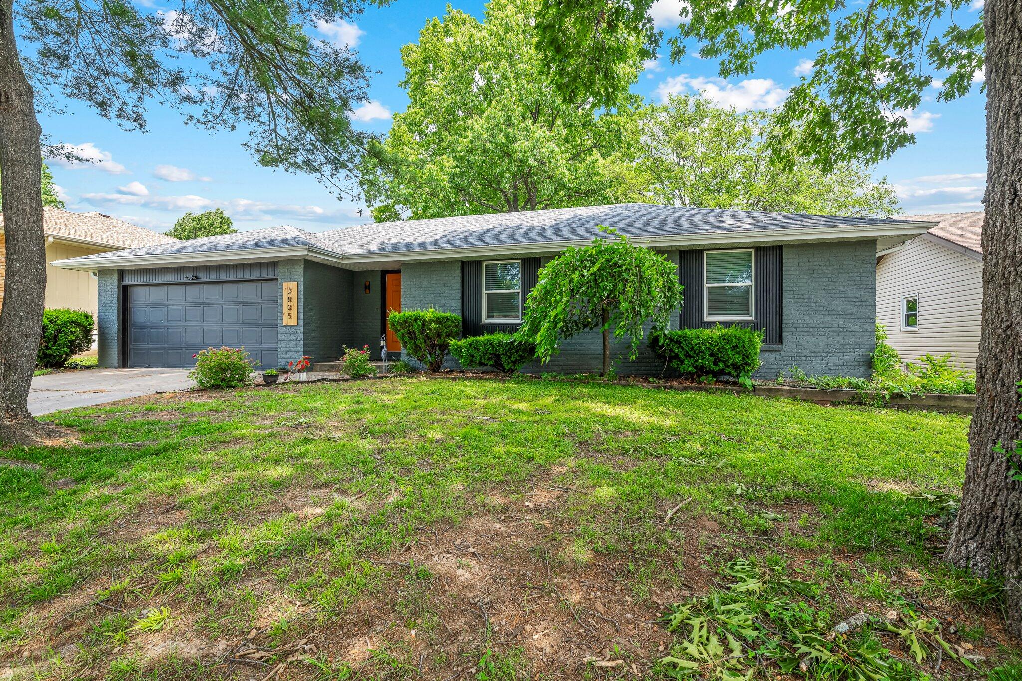 2835 East Linwood Street Property Photo 3