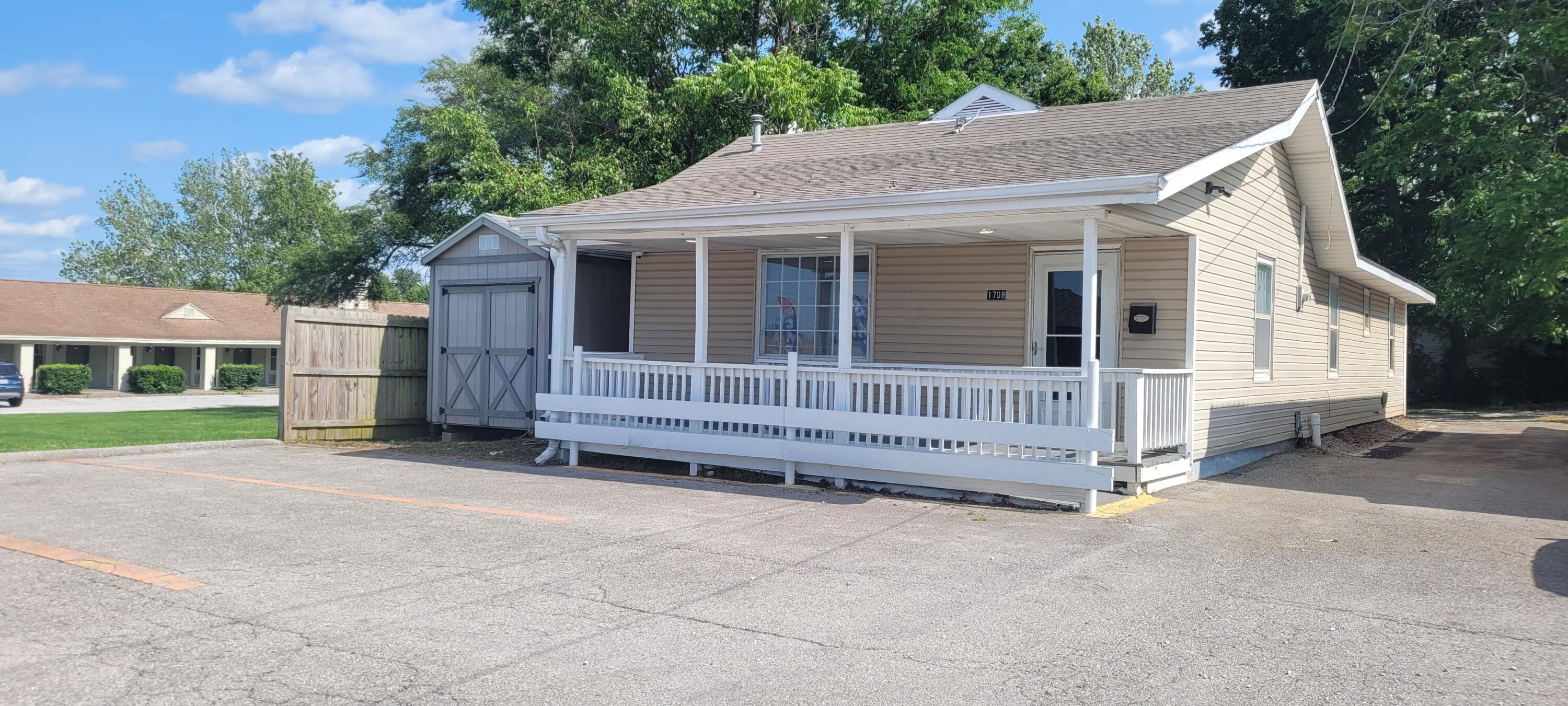 1708 East St Louis Street Property Photo 1