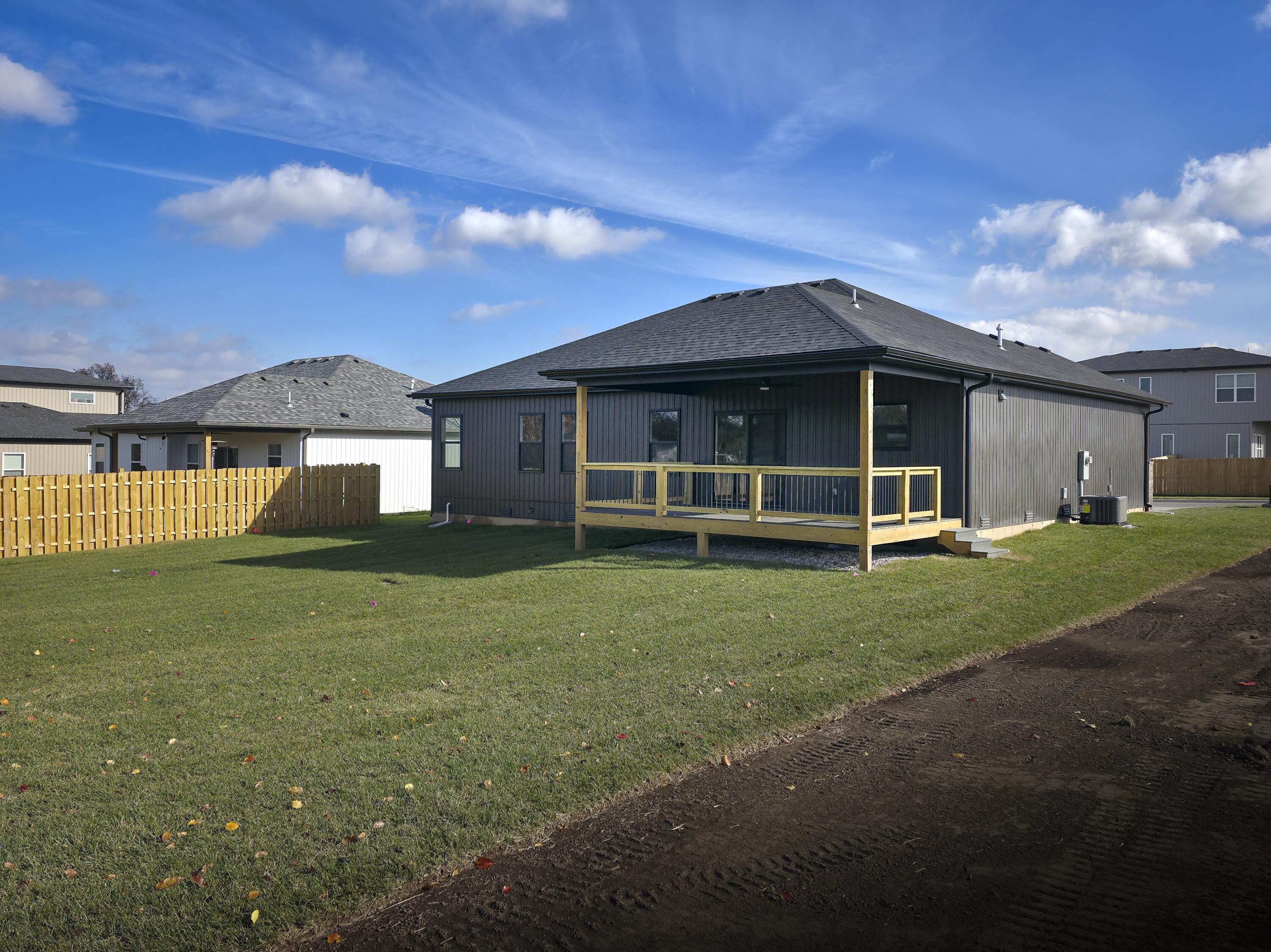 609 North Acacia Avenue Property Photo 2