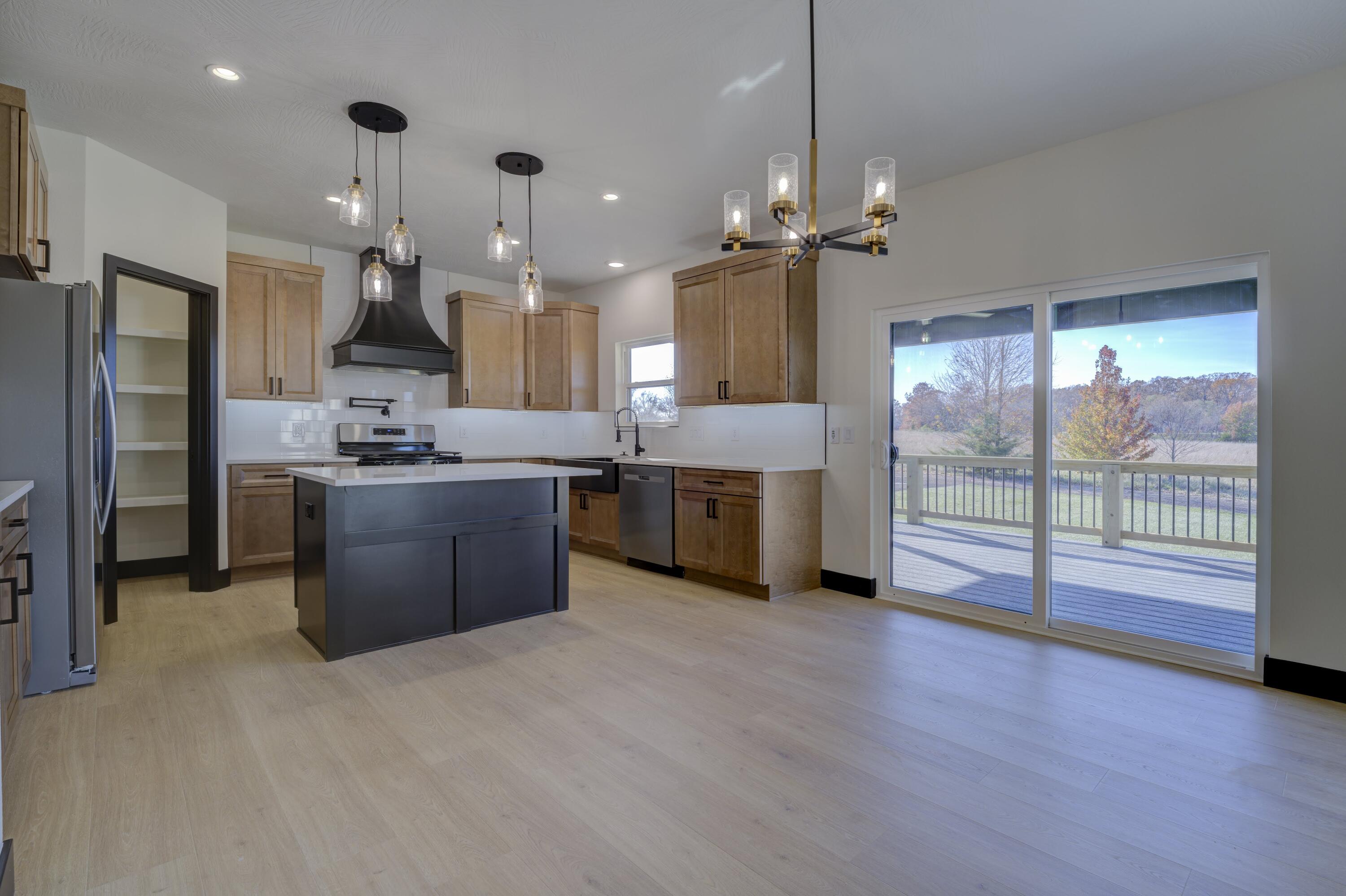 609 North Acacia Avenue Property Photo 3