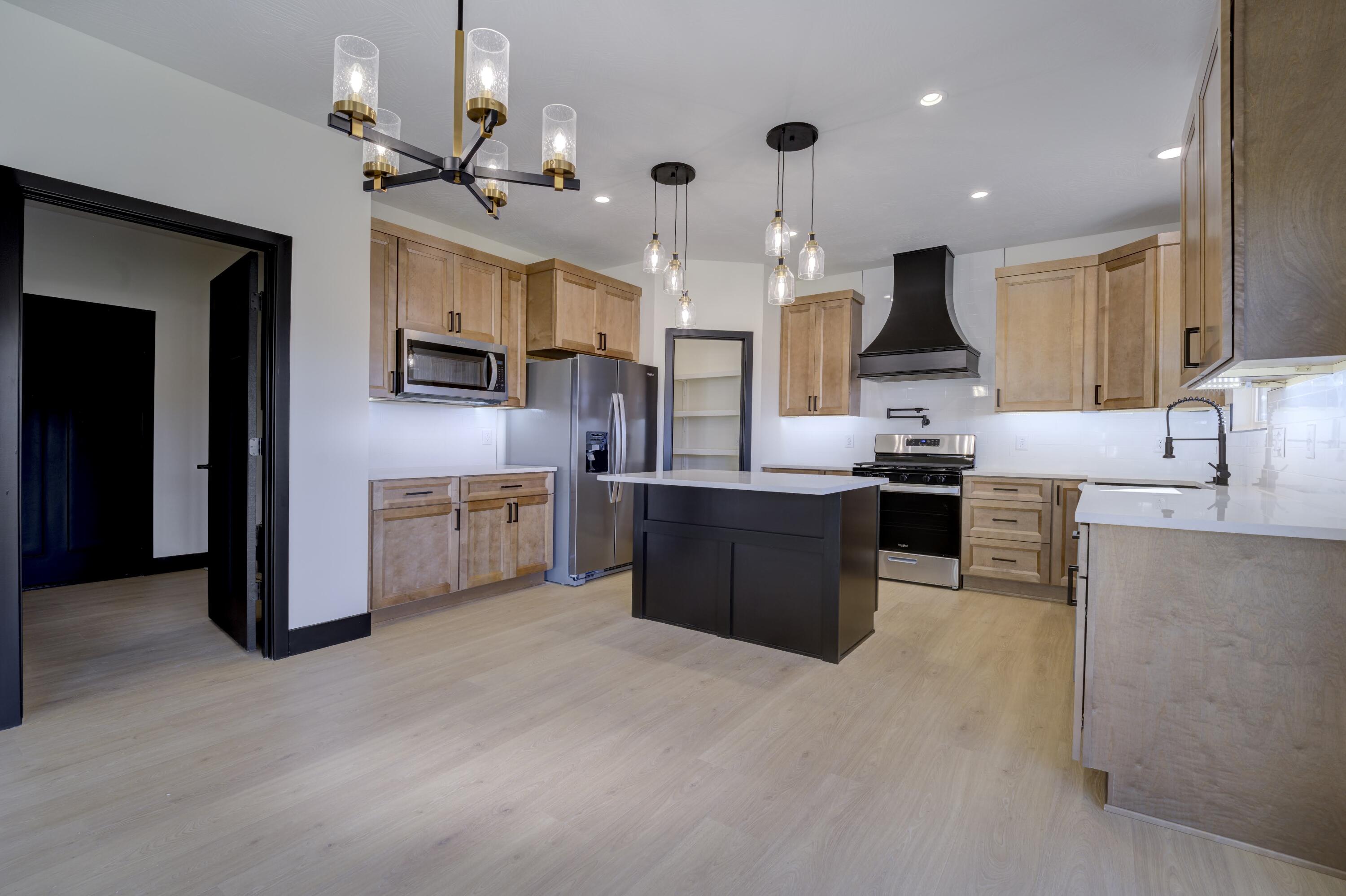 609 North Acacia Avenue Property Photo 4