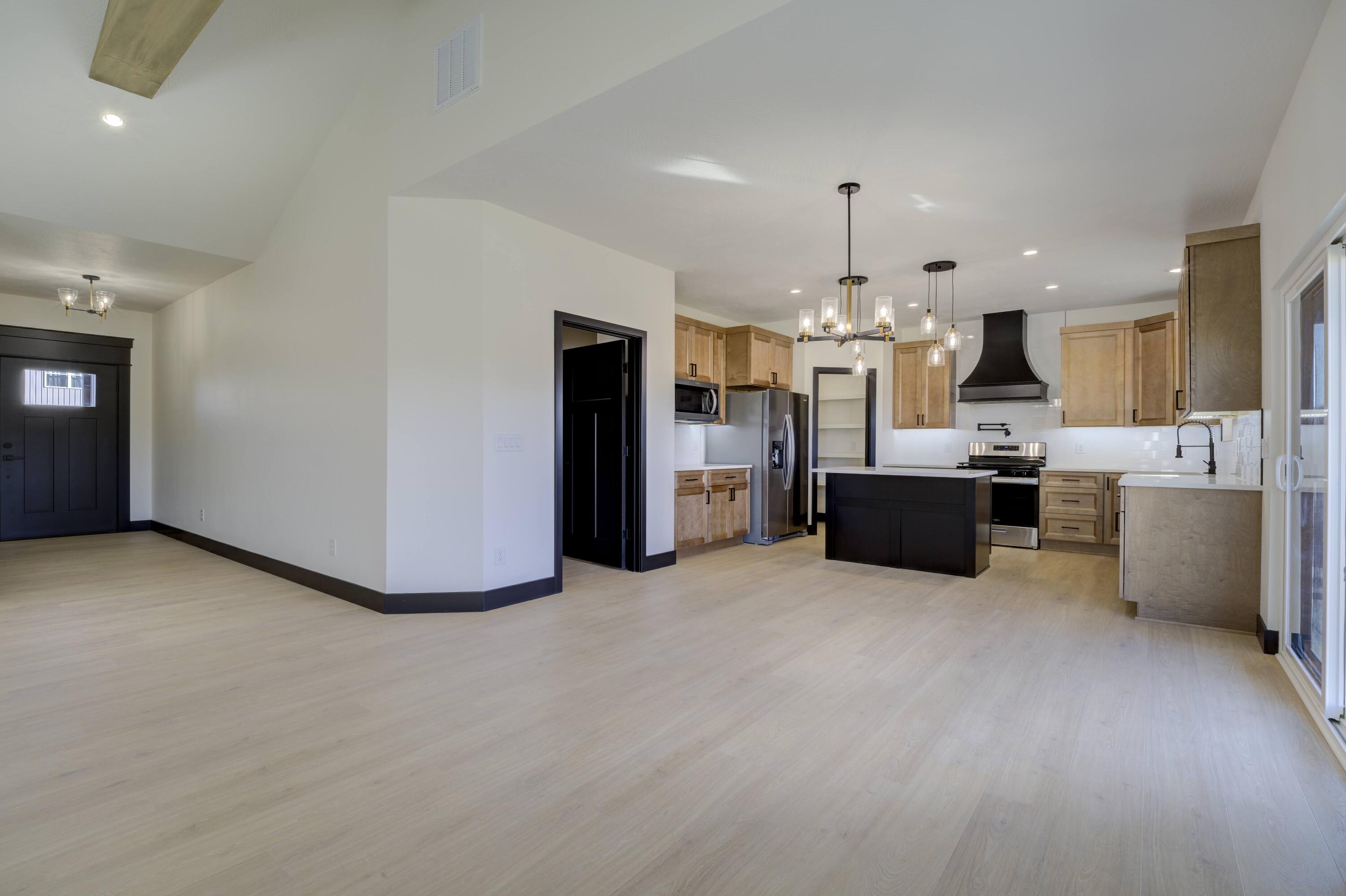 609 North Acacia Avenue Property Photo 5