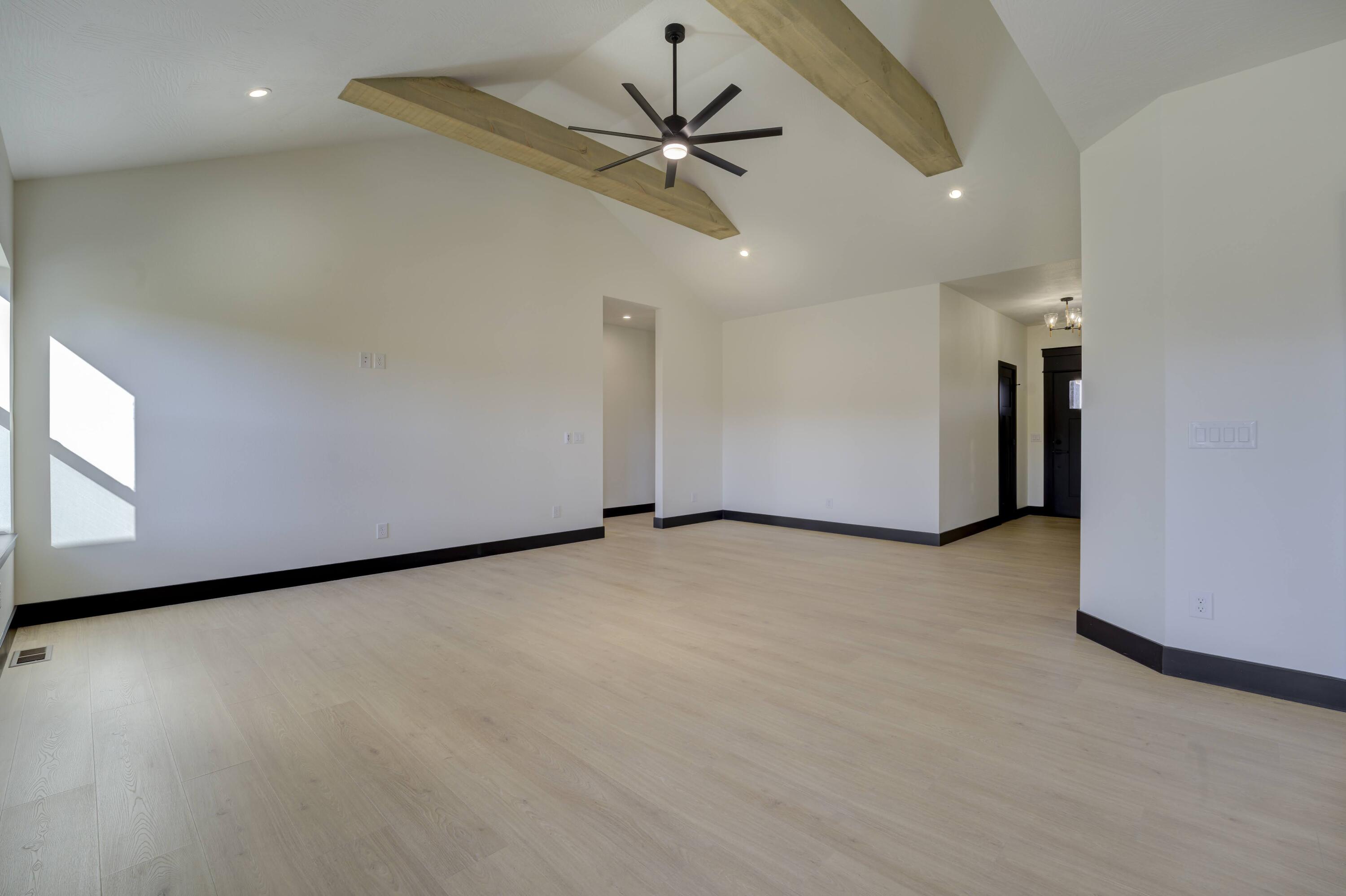 609 North Acacia Avenue Property Photo 6