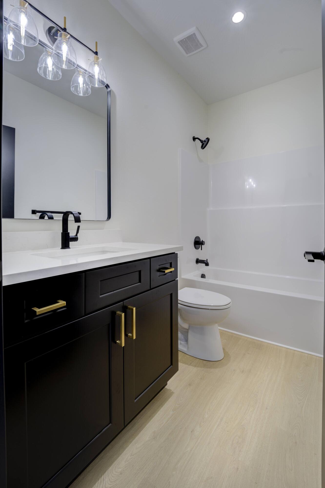 609 North Acacia Avenue Property Photo 14