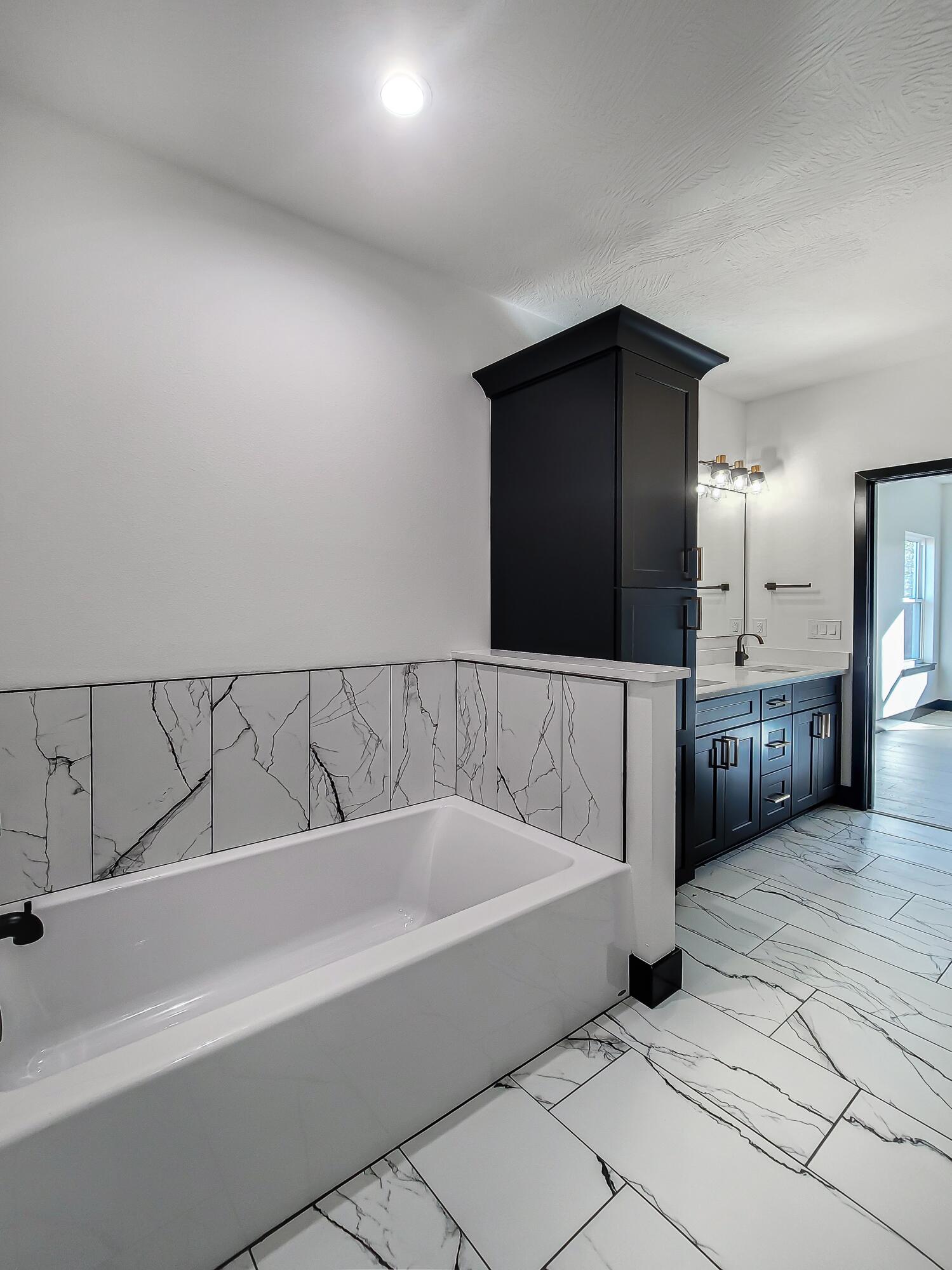 609 North Acacia Avenue Property Photo 19