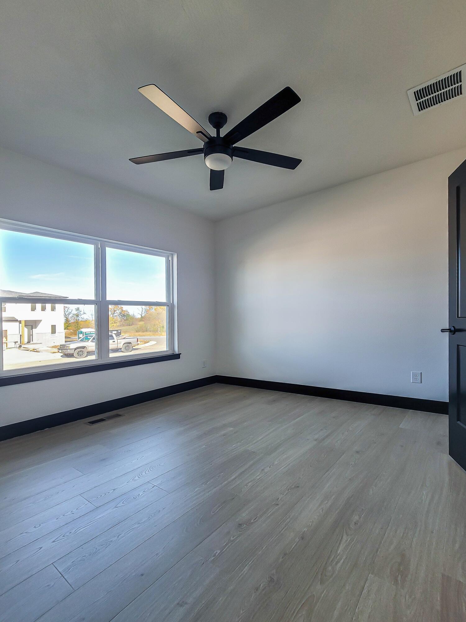 609 North Acacia Avenue Property Photo 22