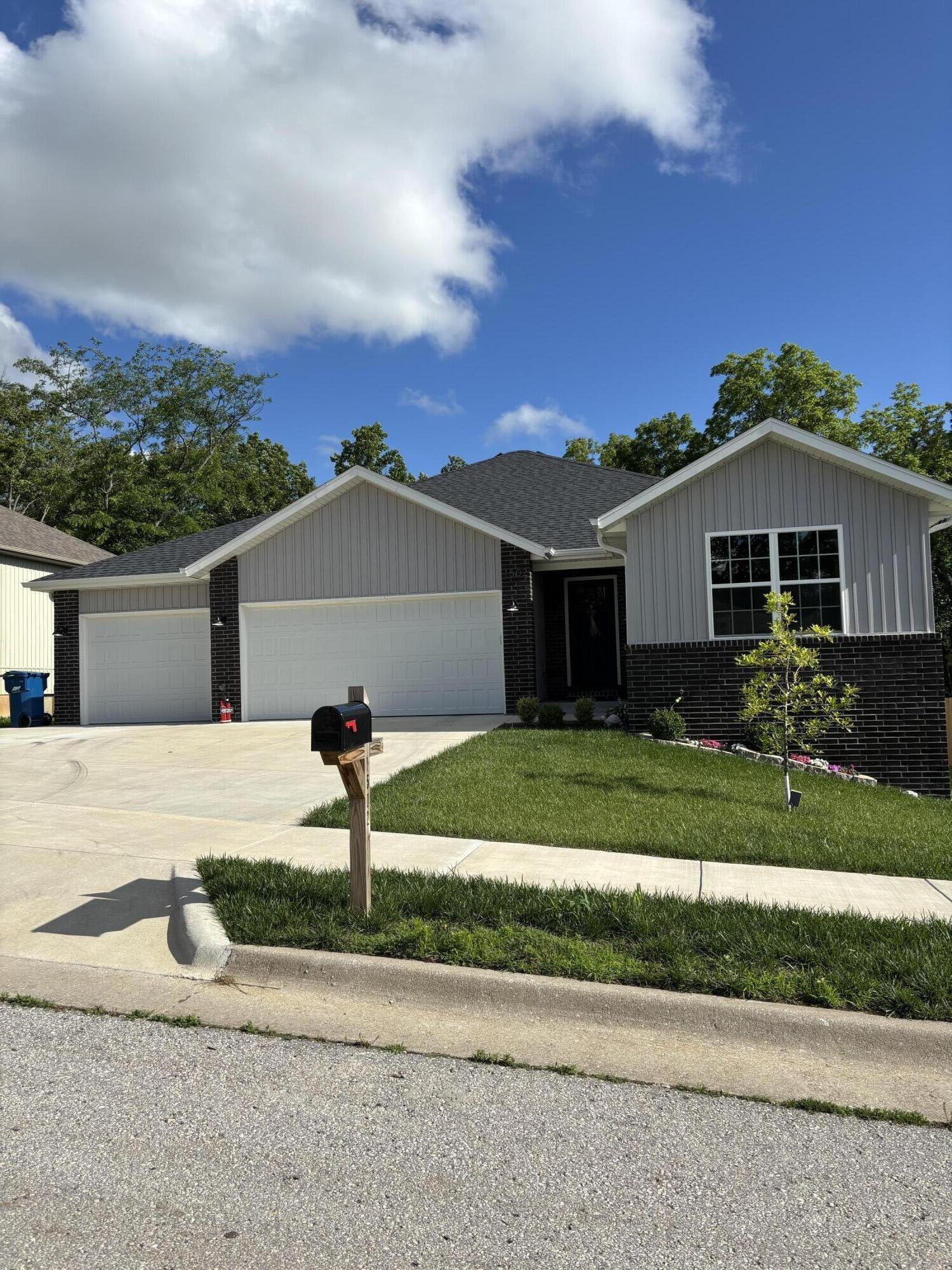 1502 West Parkview Avenue Property Photo 1
