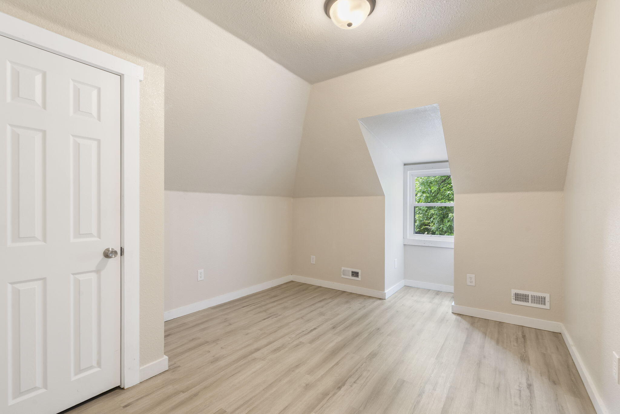 512 West Nichols Street Property Photo 19