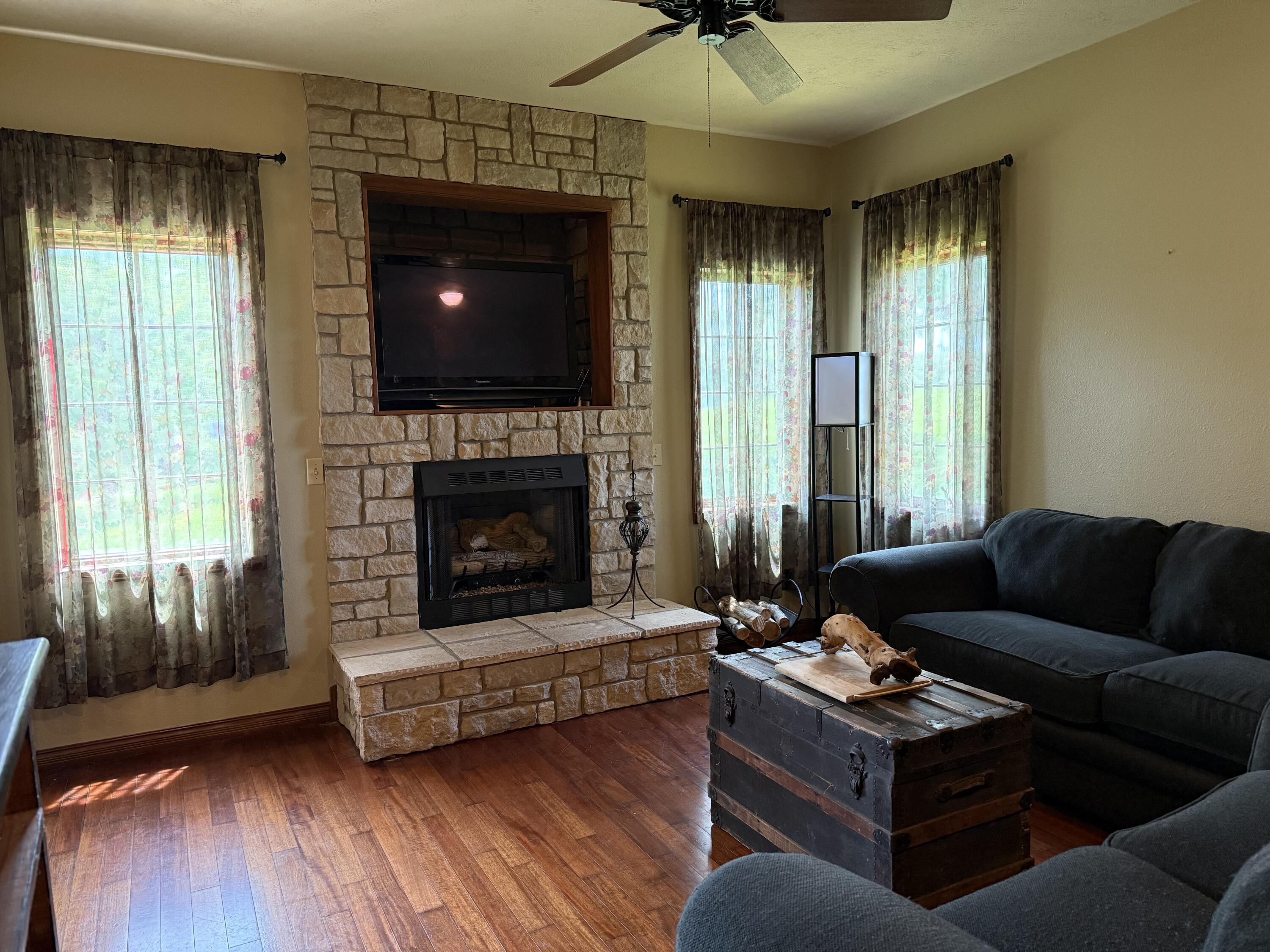 1043 Rock Road Property Photo 9