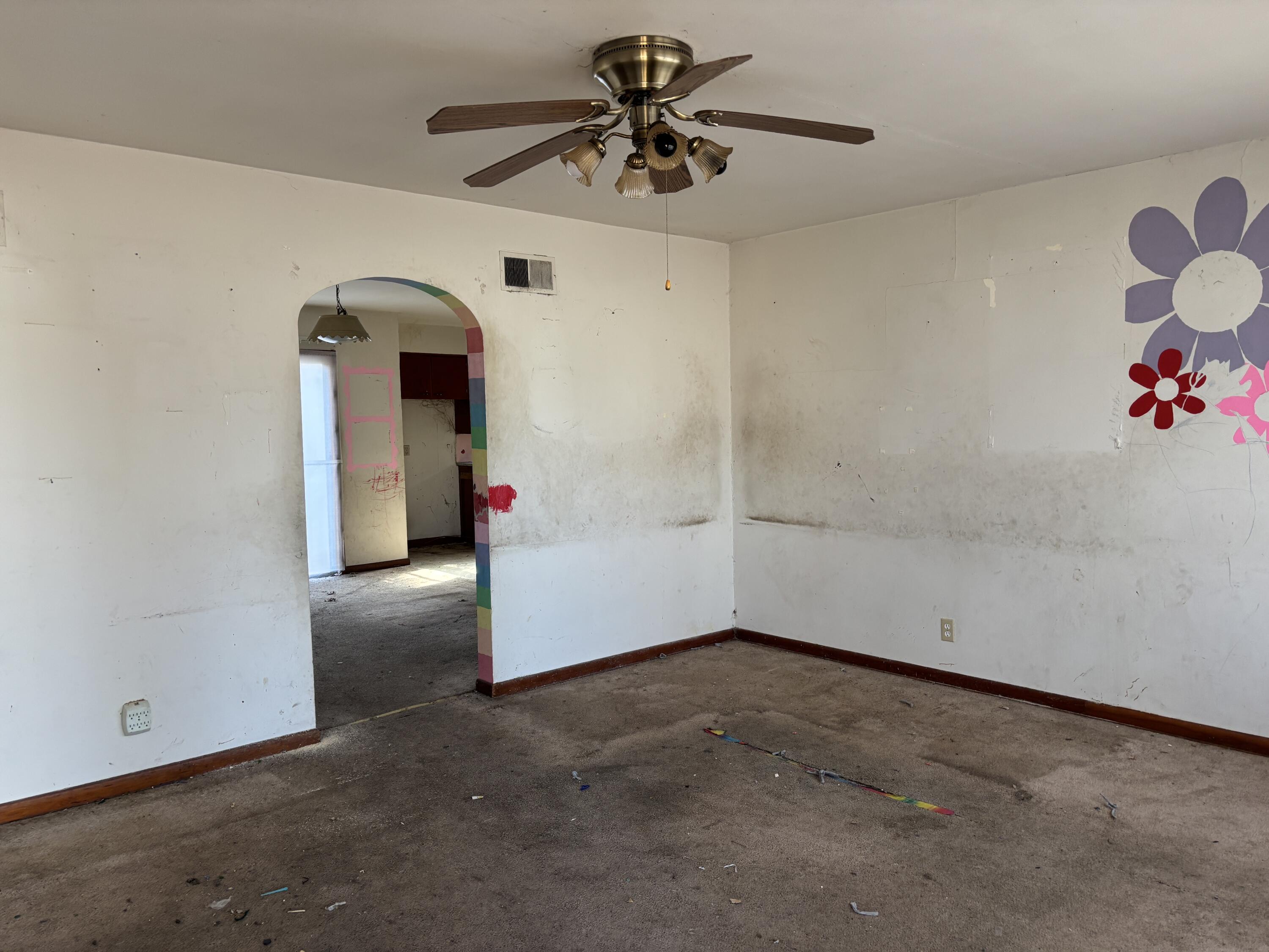 1044 South Main Avenue Property Photo 3