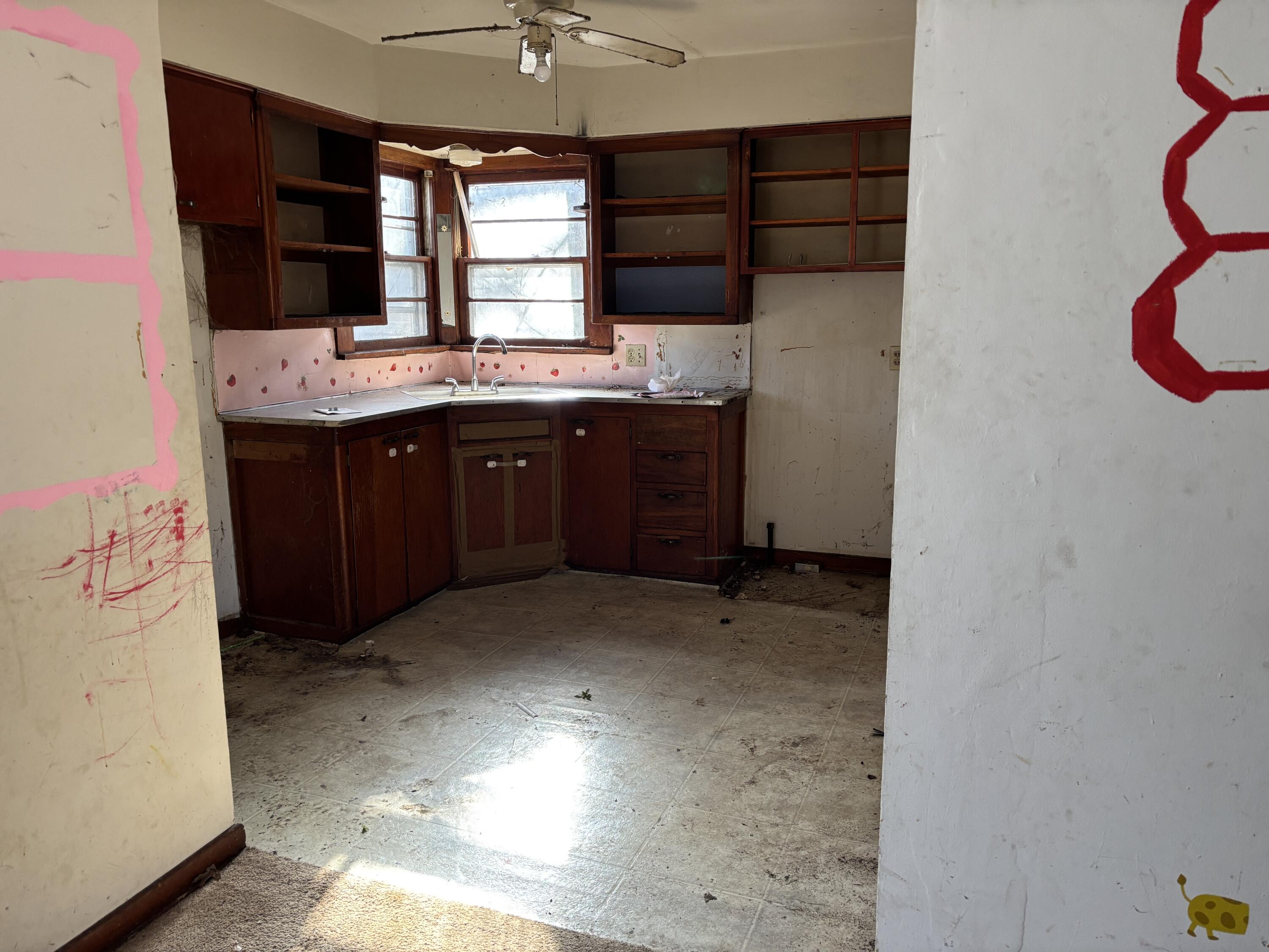1044 South Main Avenue Property Photo 5