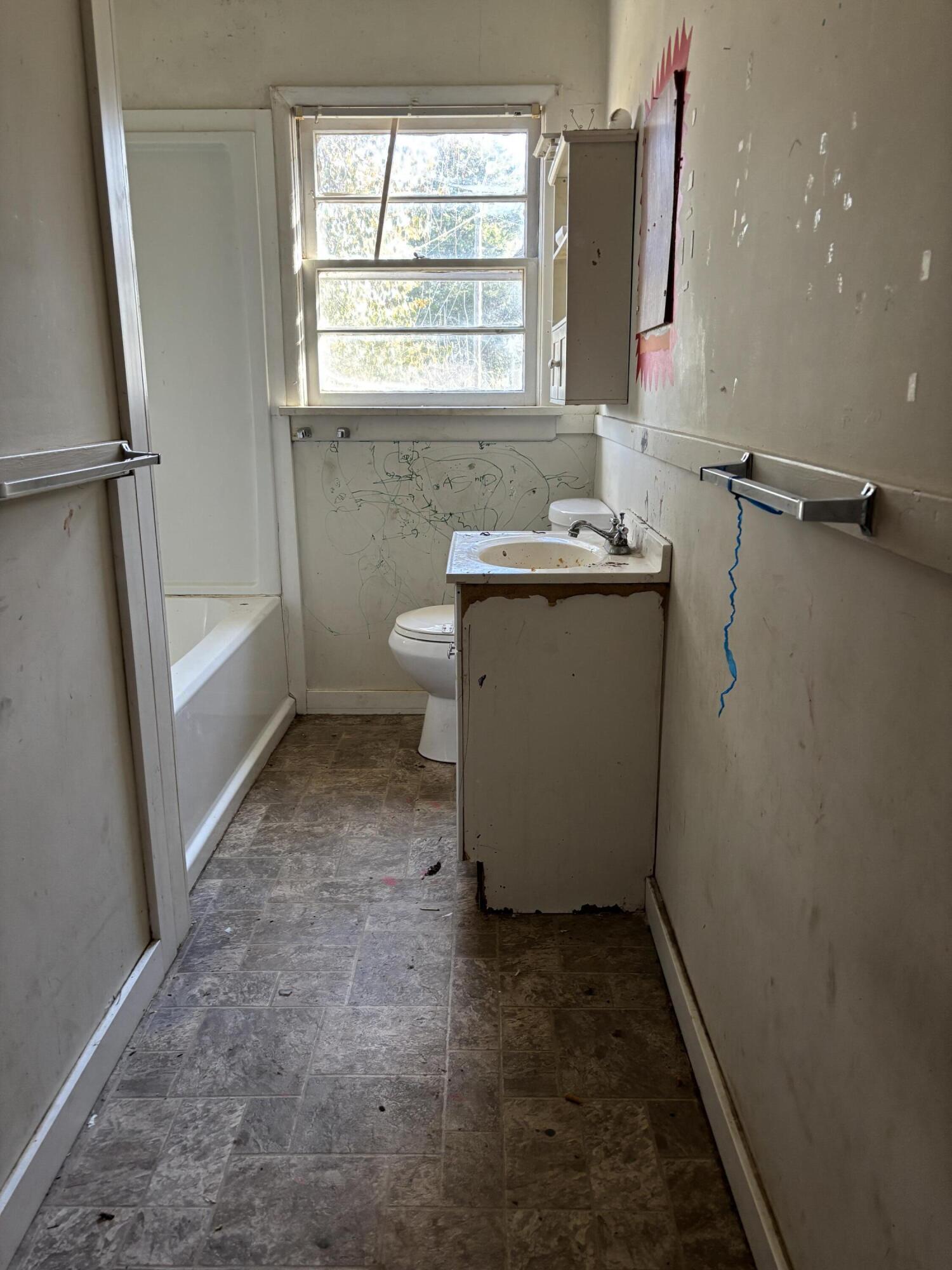 1044 South Main Avenue Property Photo 11