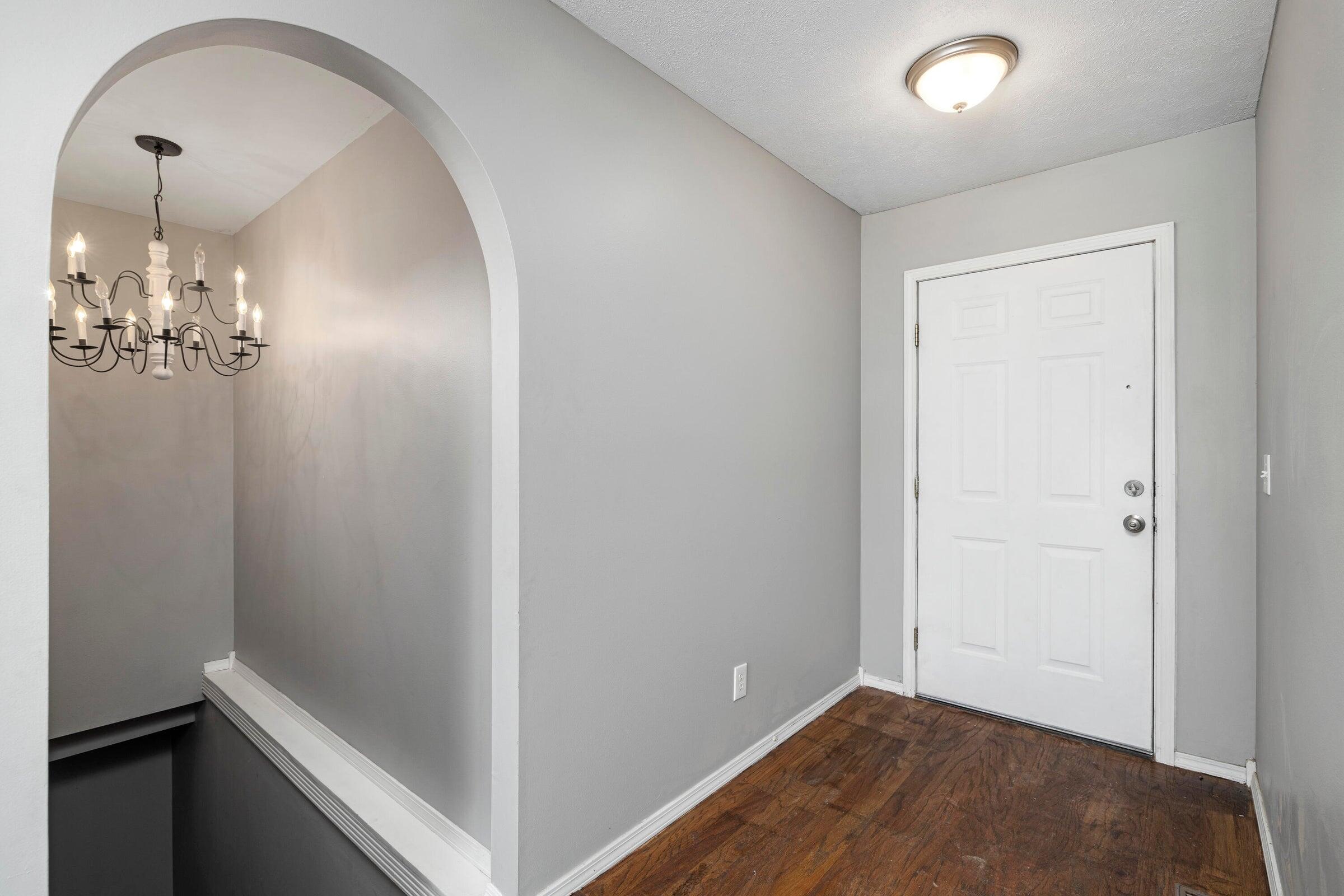 617 East Southeast Hills Court Property Photo 6