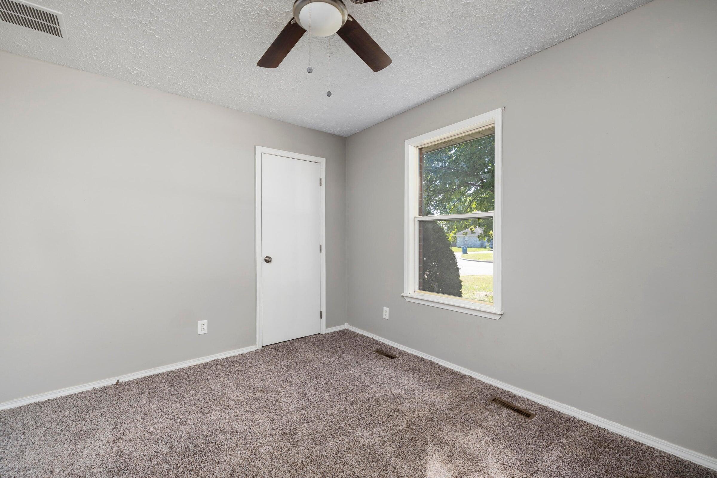 617 East Southeast Hills Court Property Photo 9