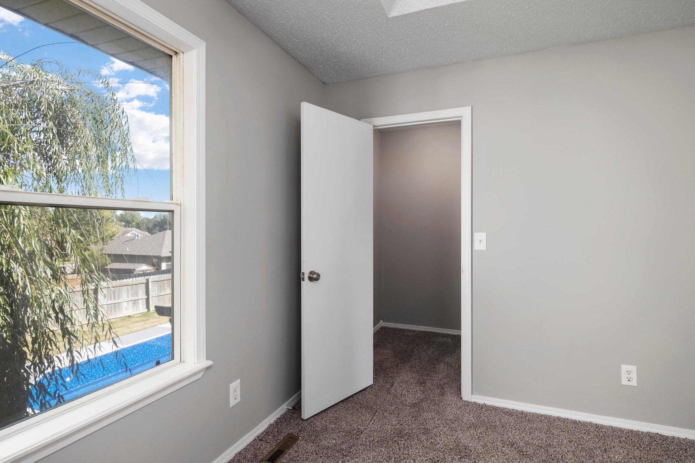 617 East Southeast Hills Court Property Photo 11