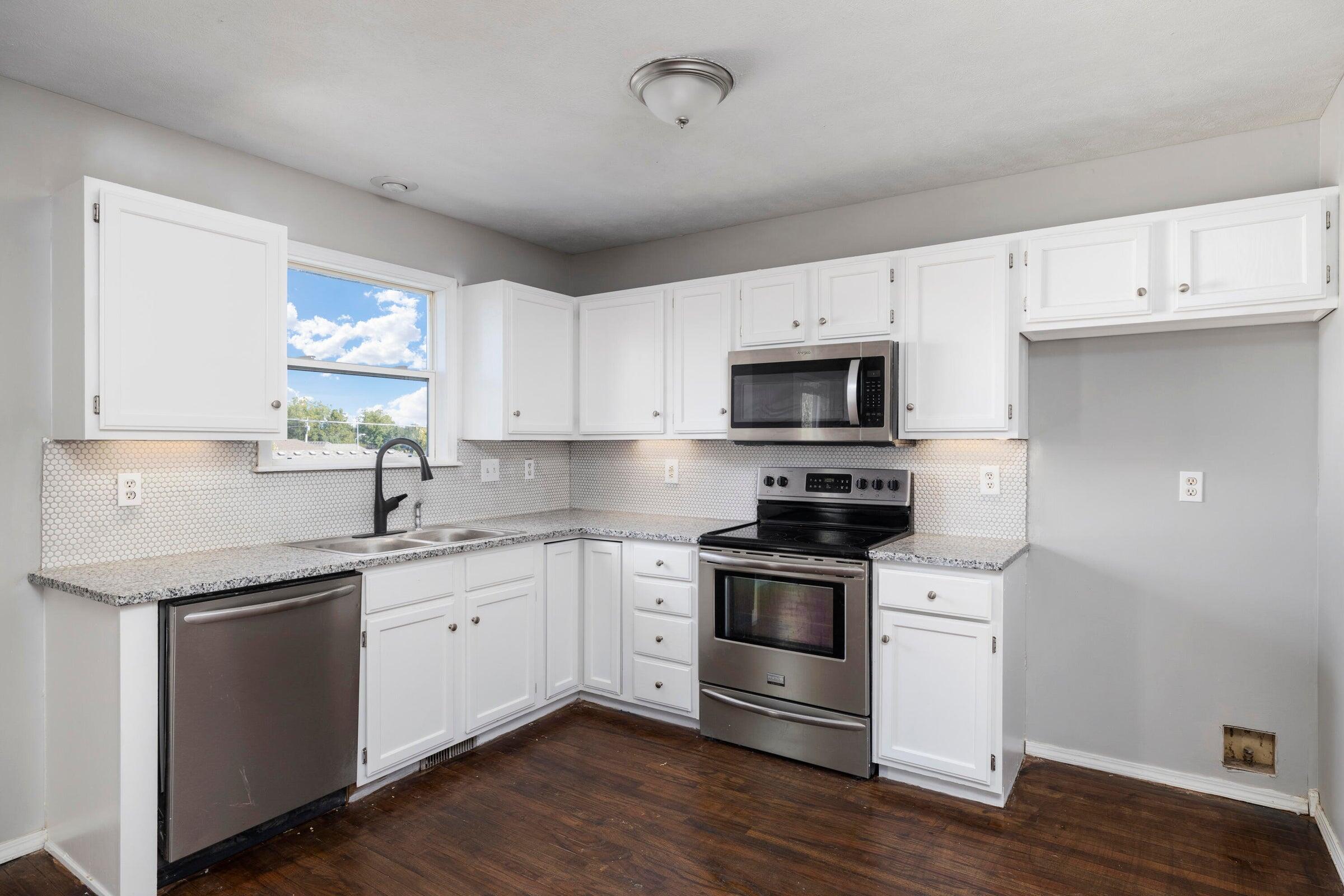 617 East Southeast Hills Court Property Photo 18