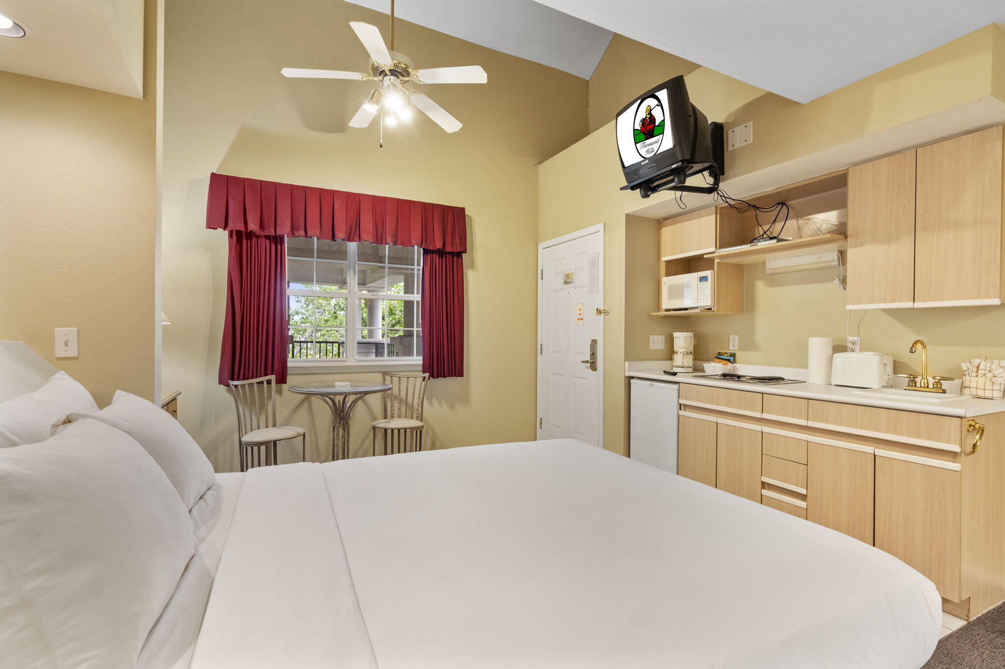 2800 Green Mountain Drive Property Photo 4
